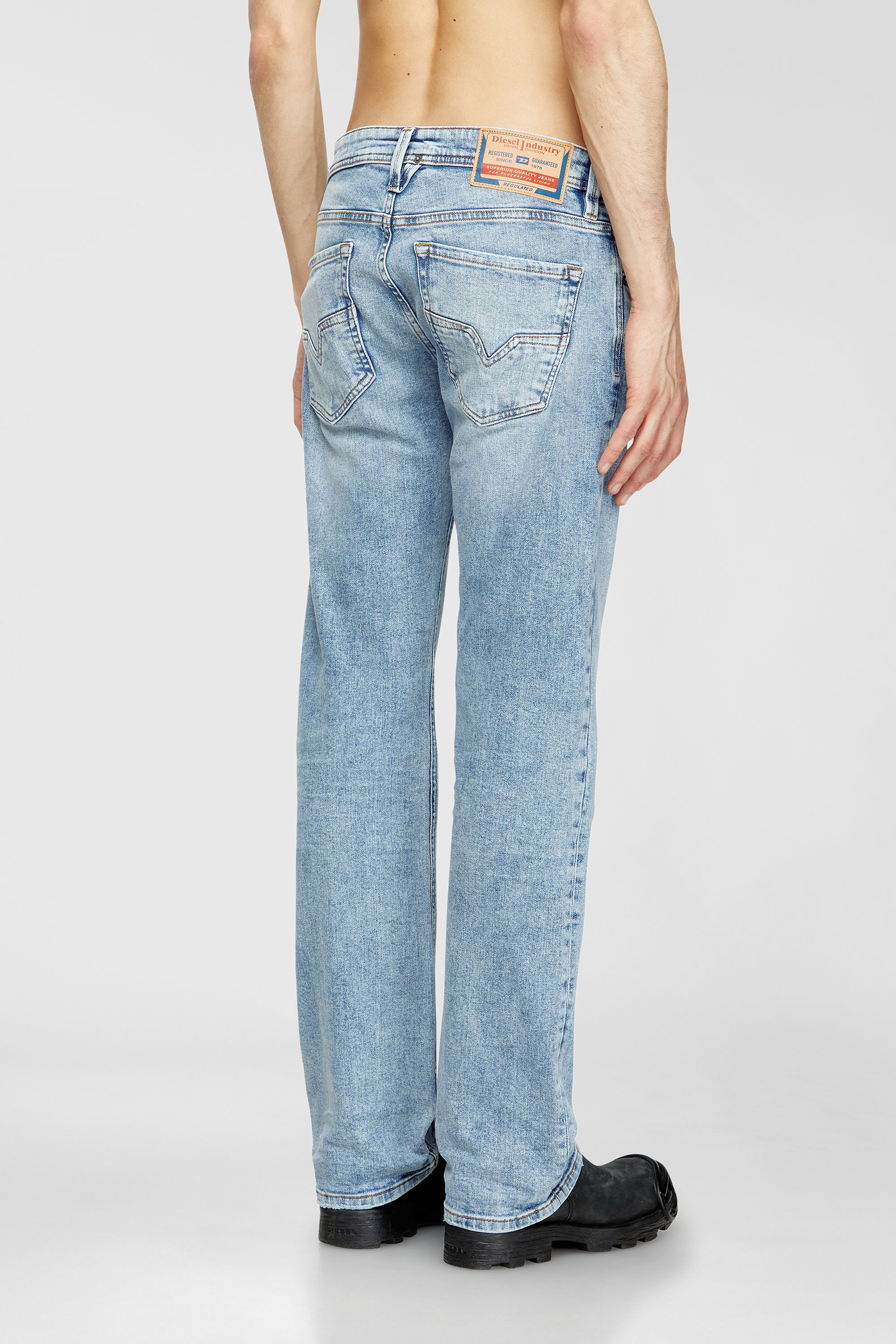 Diesel - Regular Jeans 1985 Larkee 0DBDV Homme, Bleu Clair - Image 3