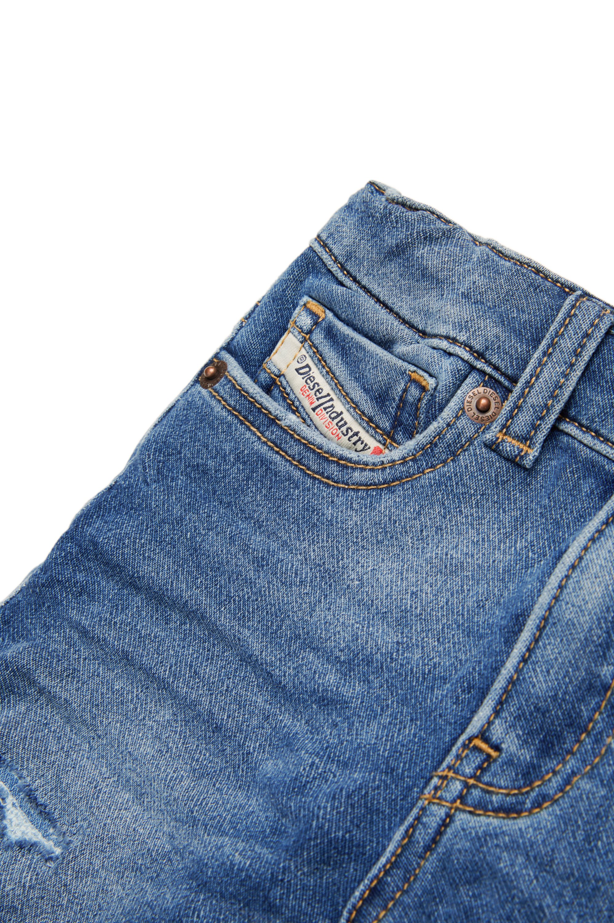 Diesel - PGALLYB JJJ, Short en tissu JoggJeans effet vieilli avec revers Mixte in Bleu - 4