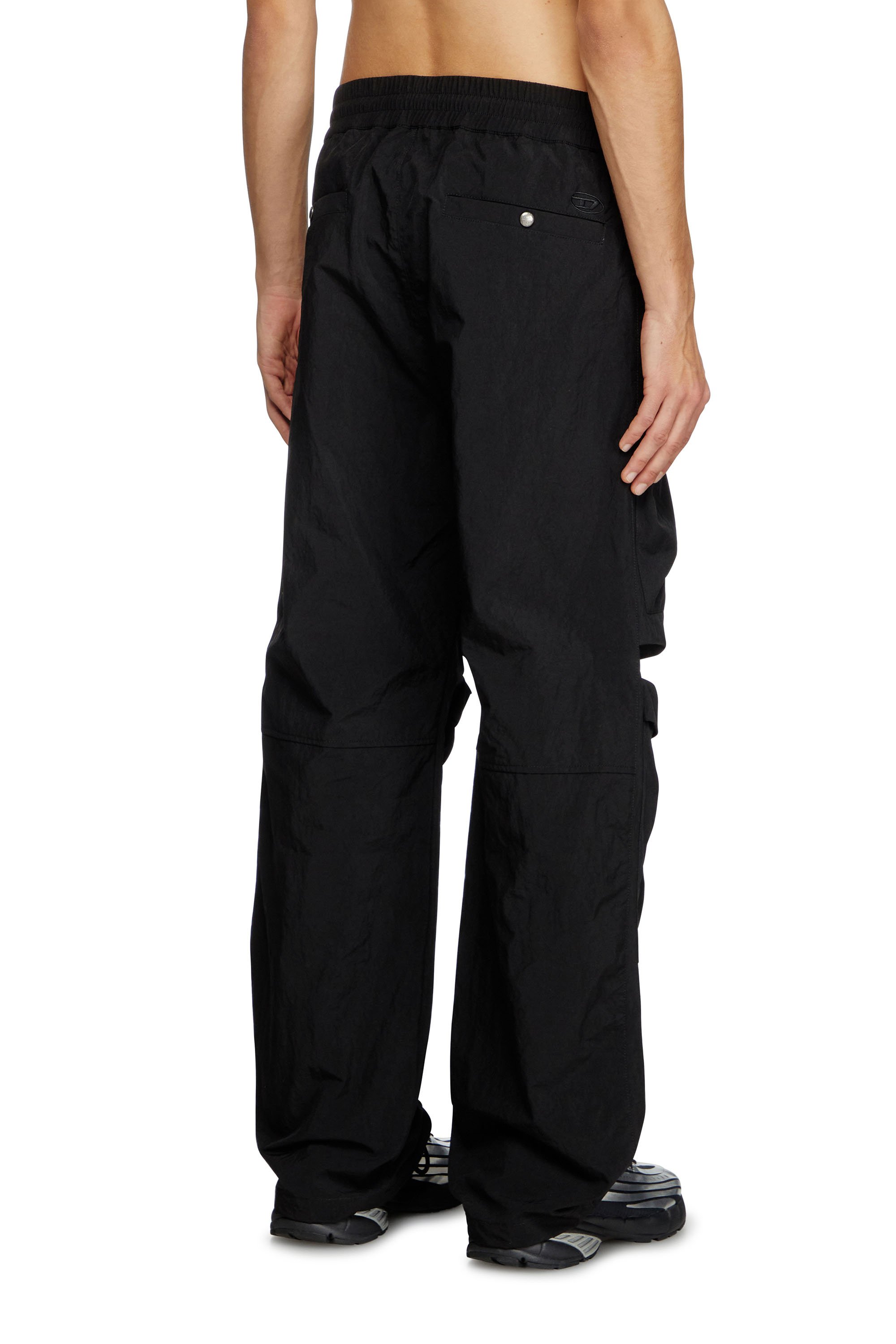 Diesel - P-DANZEL, Pantaloni utility in nylon sovratinto Uomo in Nero - 4