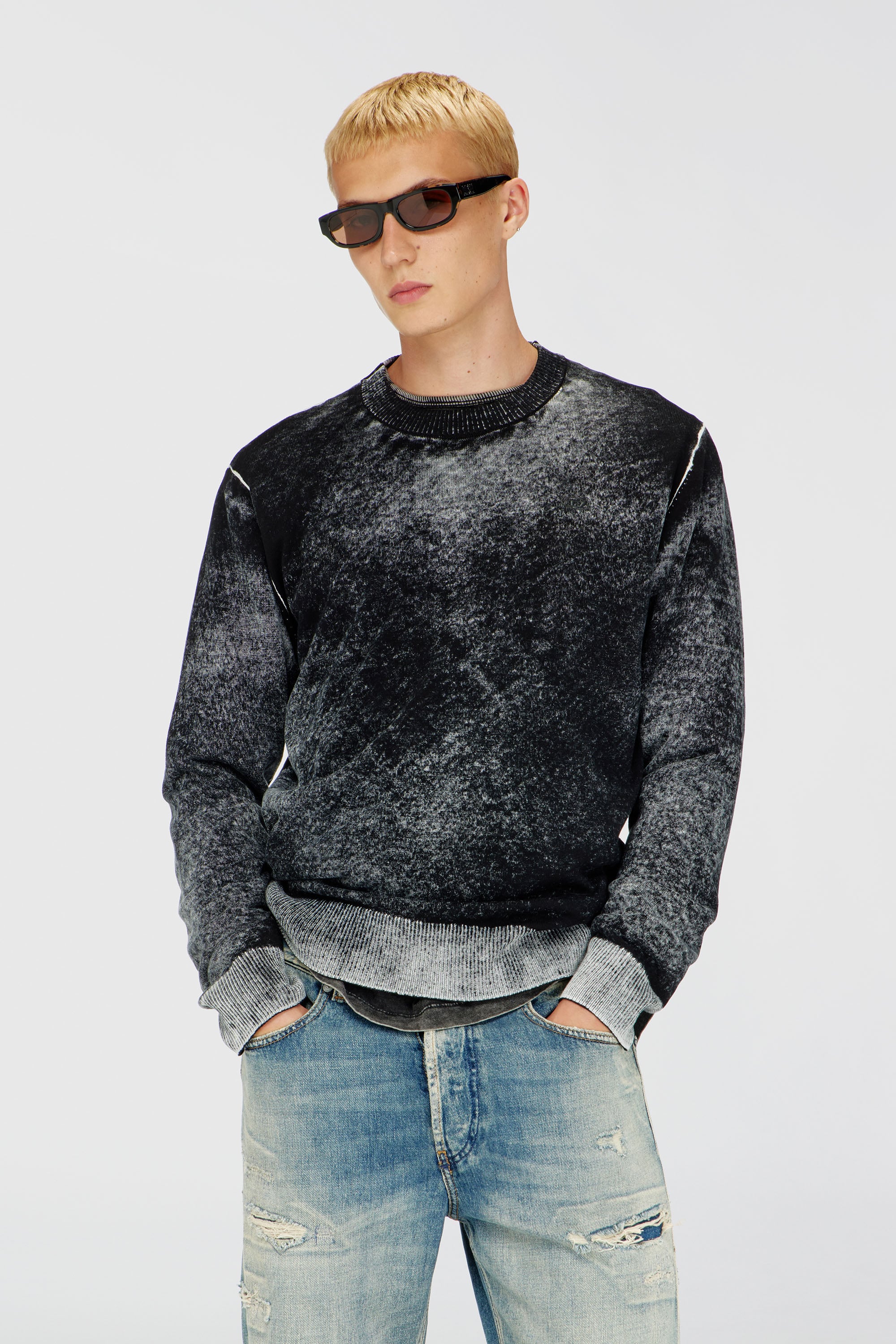 Diesel - K-LAURENT, Pull avec impression invers&eacute;e d&eacute;color&eacute;e Homme in Noir - 1