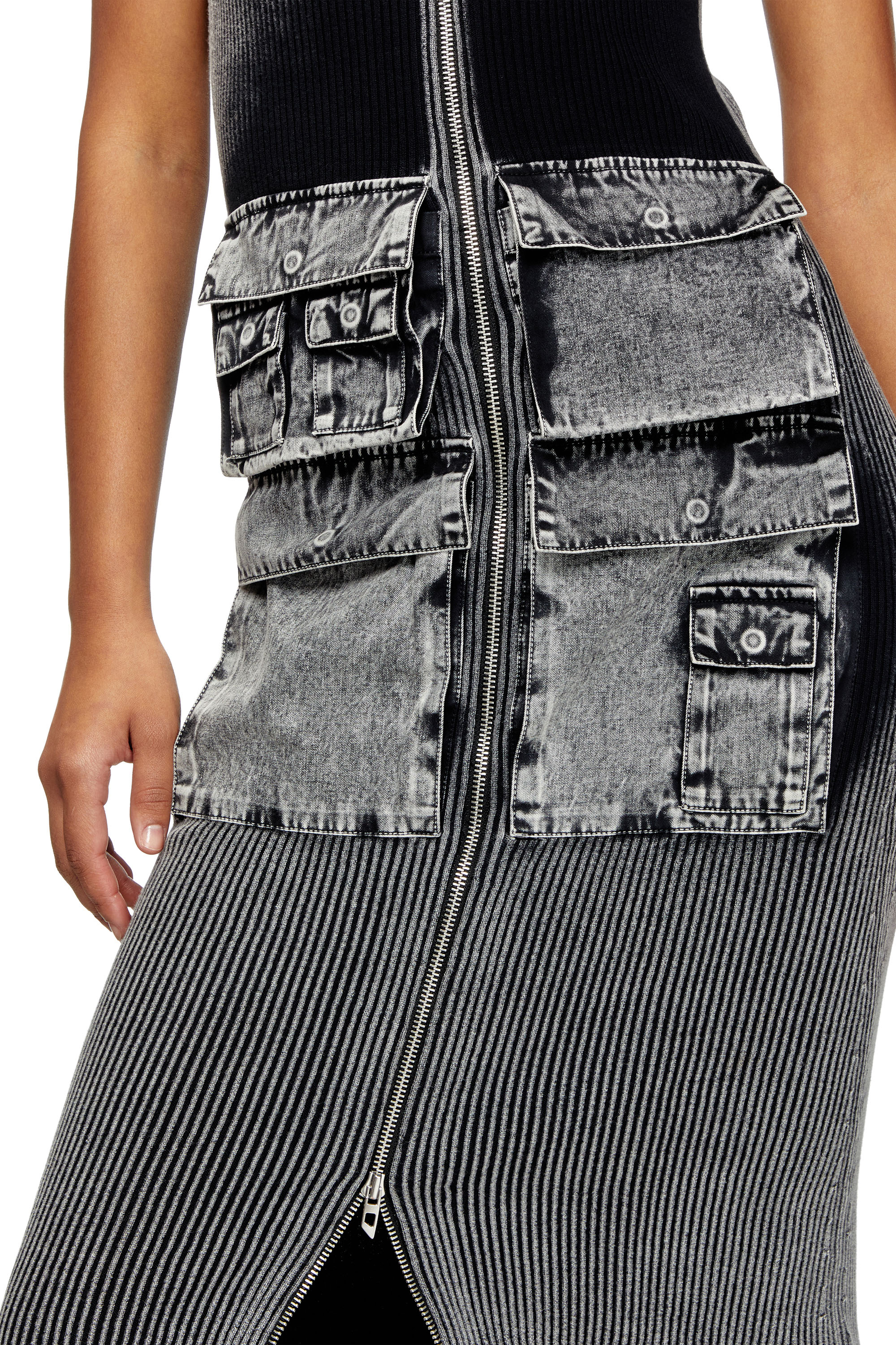 Diesel - M-MELTI, Robe midi en maille avec poches cargo en denim Femme in Gris - 5