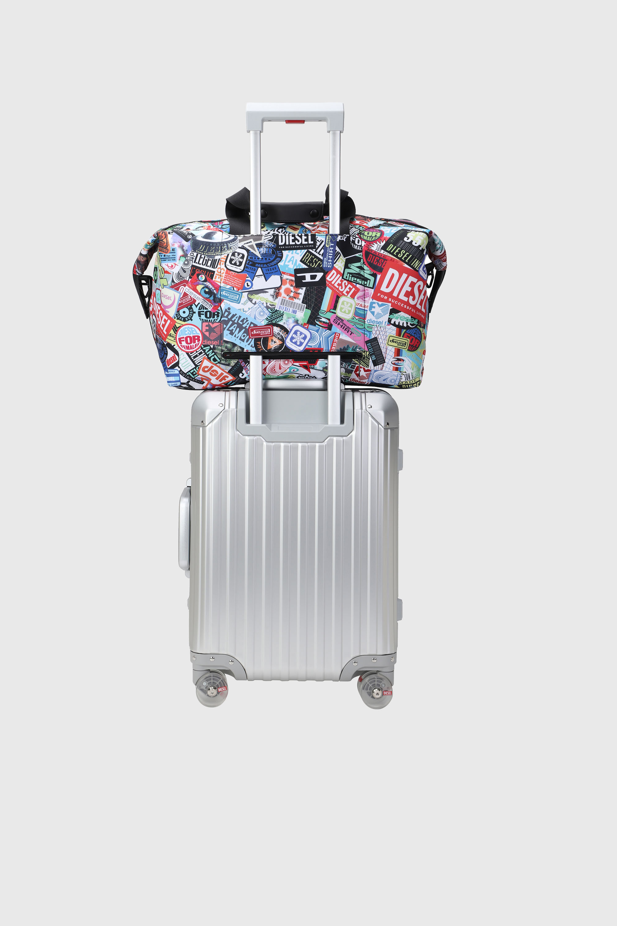 Diesel - DIESEL PC PRINTED DUFFLE-STICKERS- DSB00, Borsa da viaggio con adesivi Unisex in Multicolor - 2