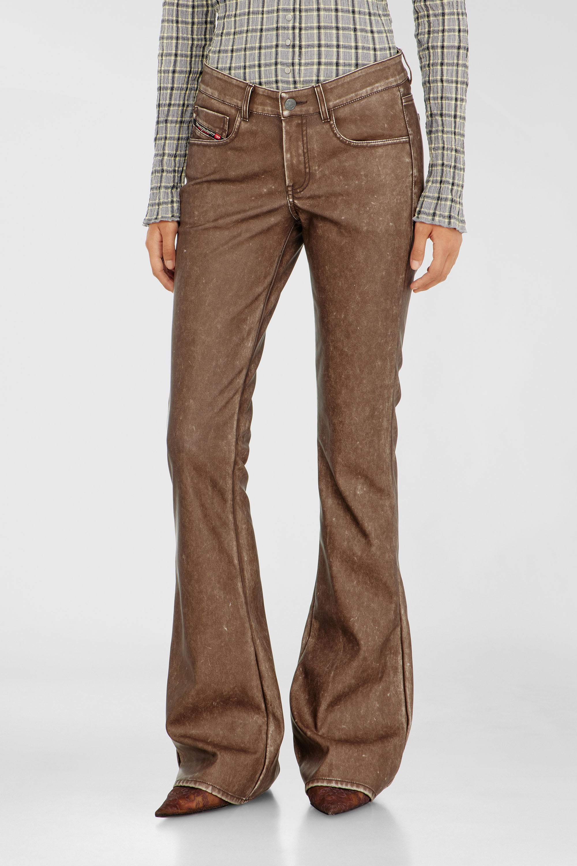 Diesel - P-STELLAR-S1, Pantaloni bootcut in tessuto coated lavorato Donna in Marrone - 1