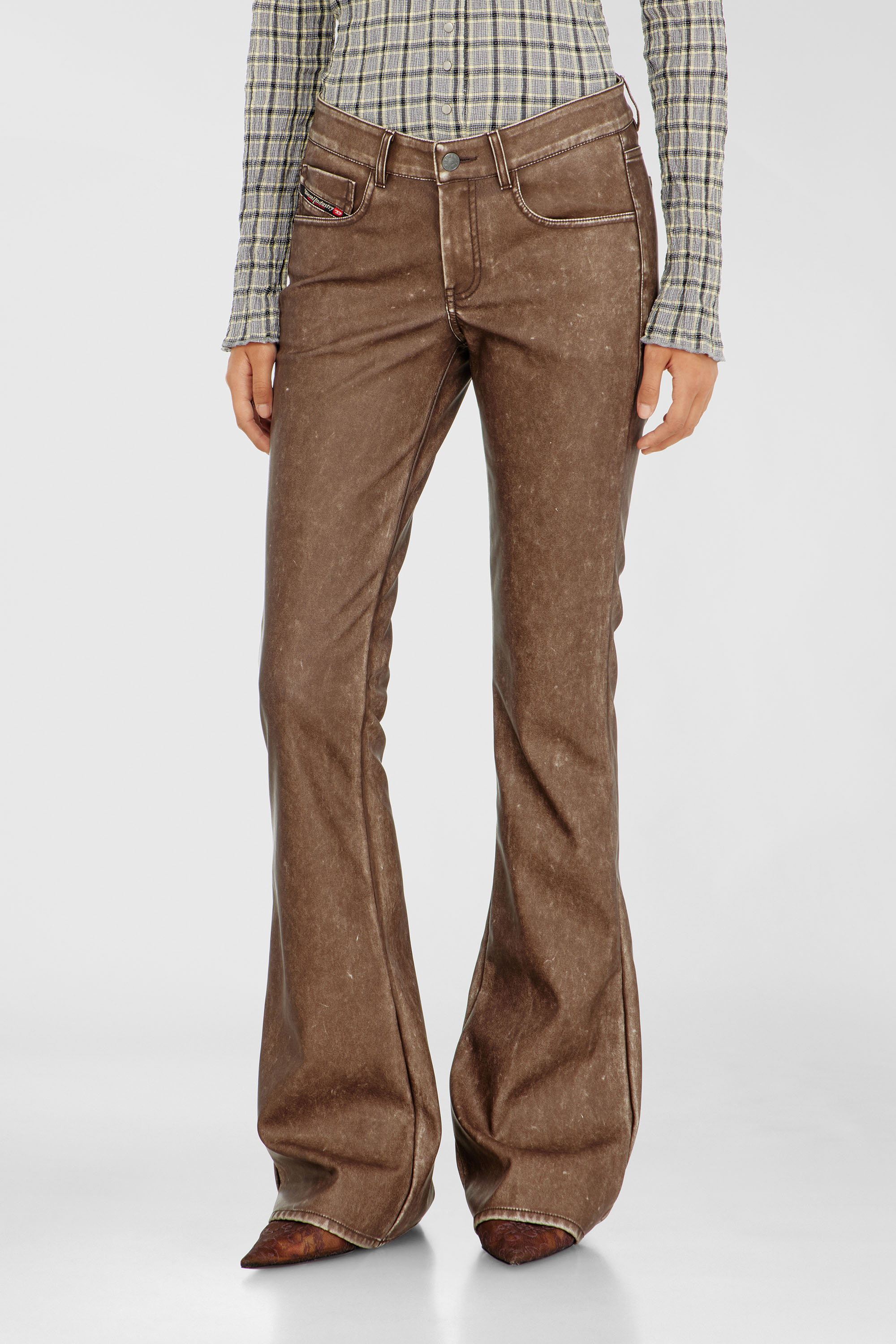 Diesel - P-STELLAR-S1, Pantaloni bootcut in tessuto coated lavorato Donna in Marrone - 3