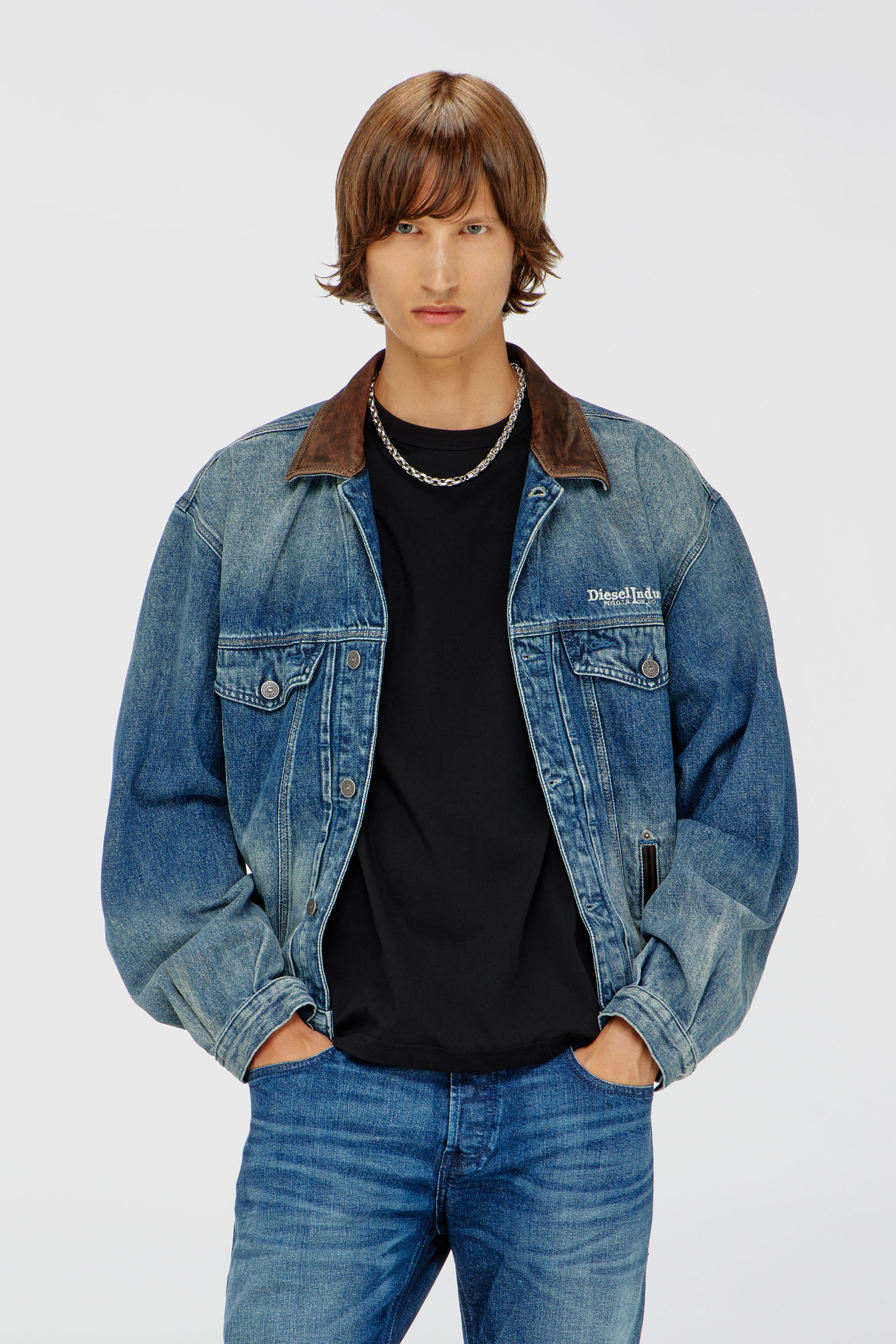 Diesel - D-DENVER-S1, Giacca trucker in denim con bordi in pelle a contrasto Unisex in Blu - 3