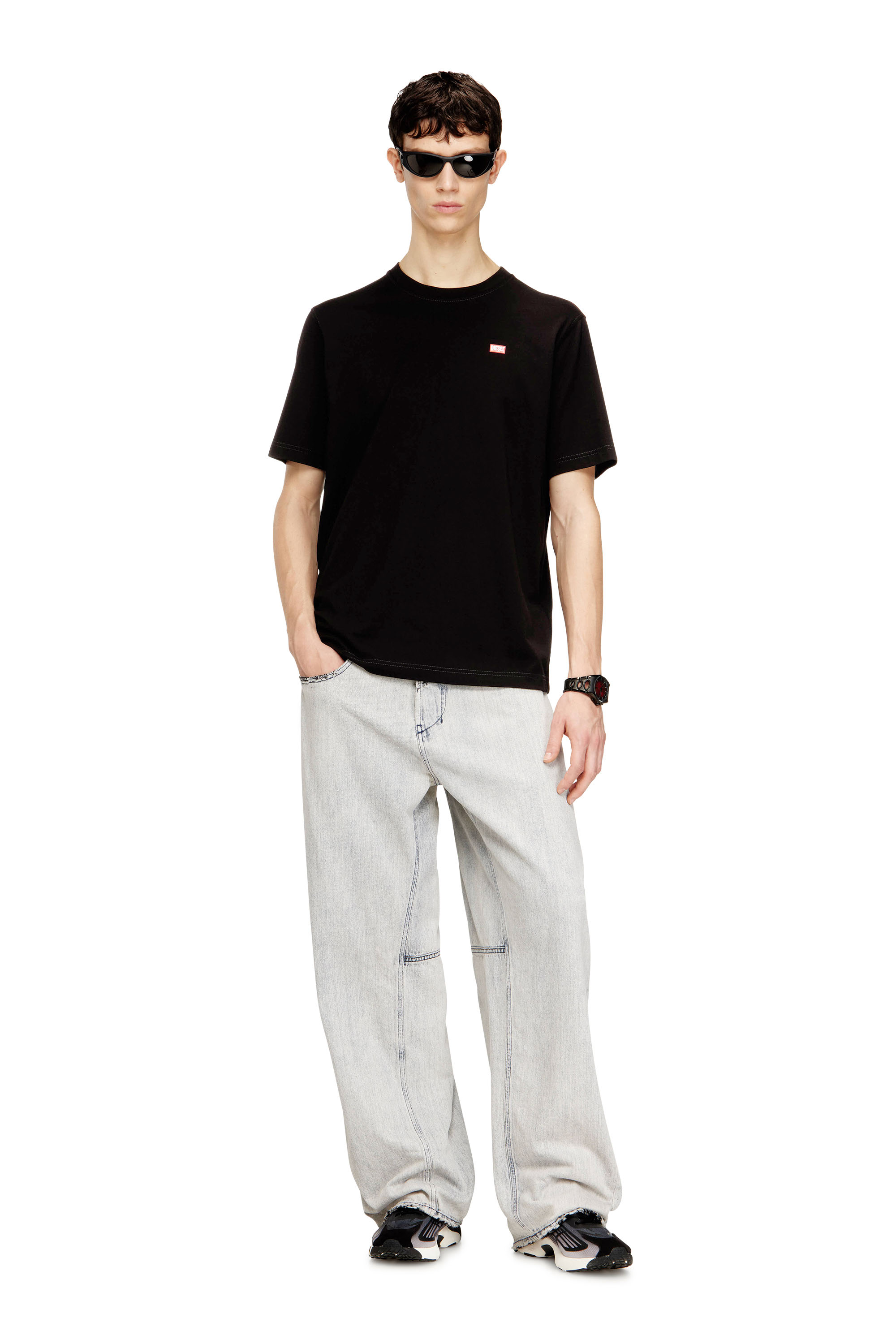 Diesel - T-ADJUST-V10, T-shirt regular con patch Diesel e stampa fotografica Uomo in Nero - 1