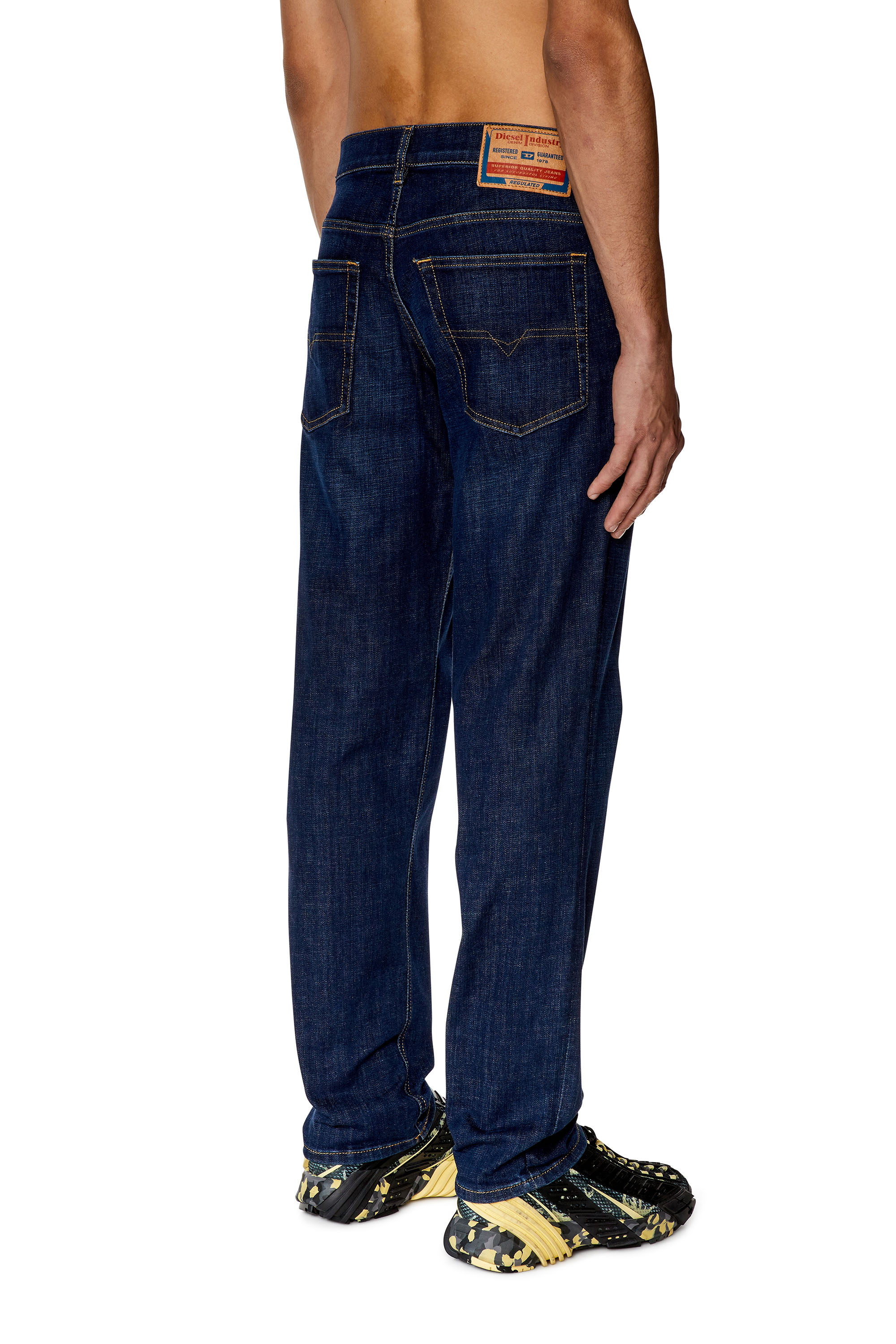 Diesel - Tapered Jeans 2023 D-Finitive 09F89, Blu Scuro - Image 2
