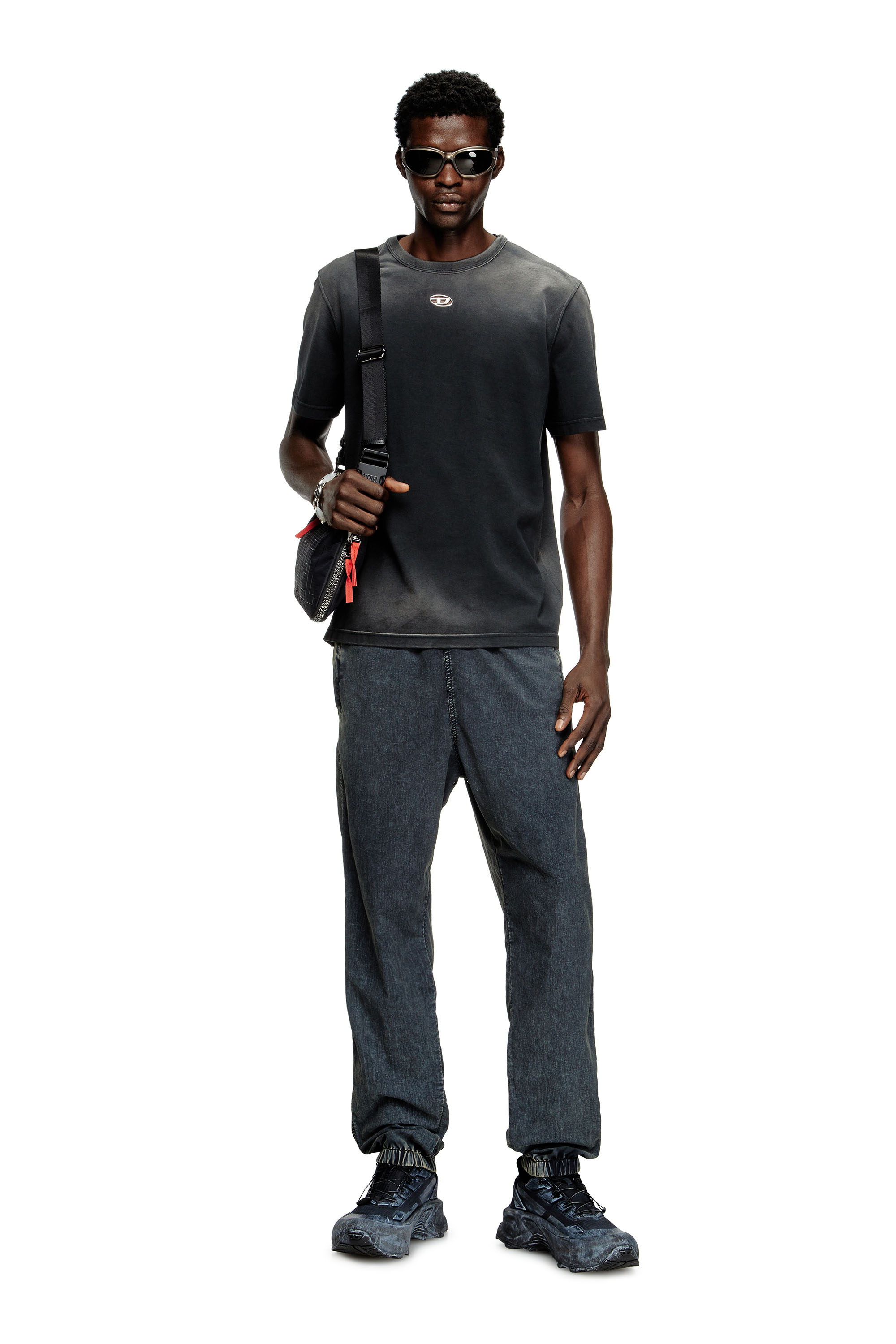 Diesel - T-ADJUST-T1, T-shirt délavé avec cut-out à logo Oval D Homme in Noir - 1