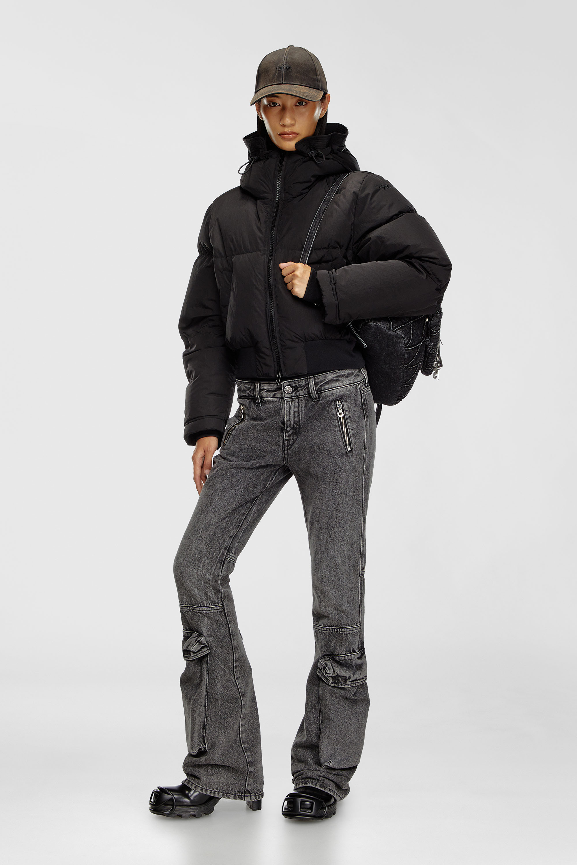 Diesel - W-PEYT-SHORT-NEW-P1, Piumino con cappuccio in nylon crinkle Donna in Nero - 1