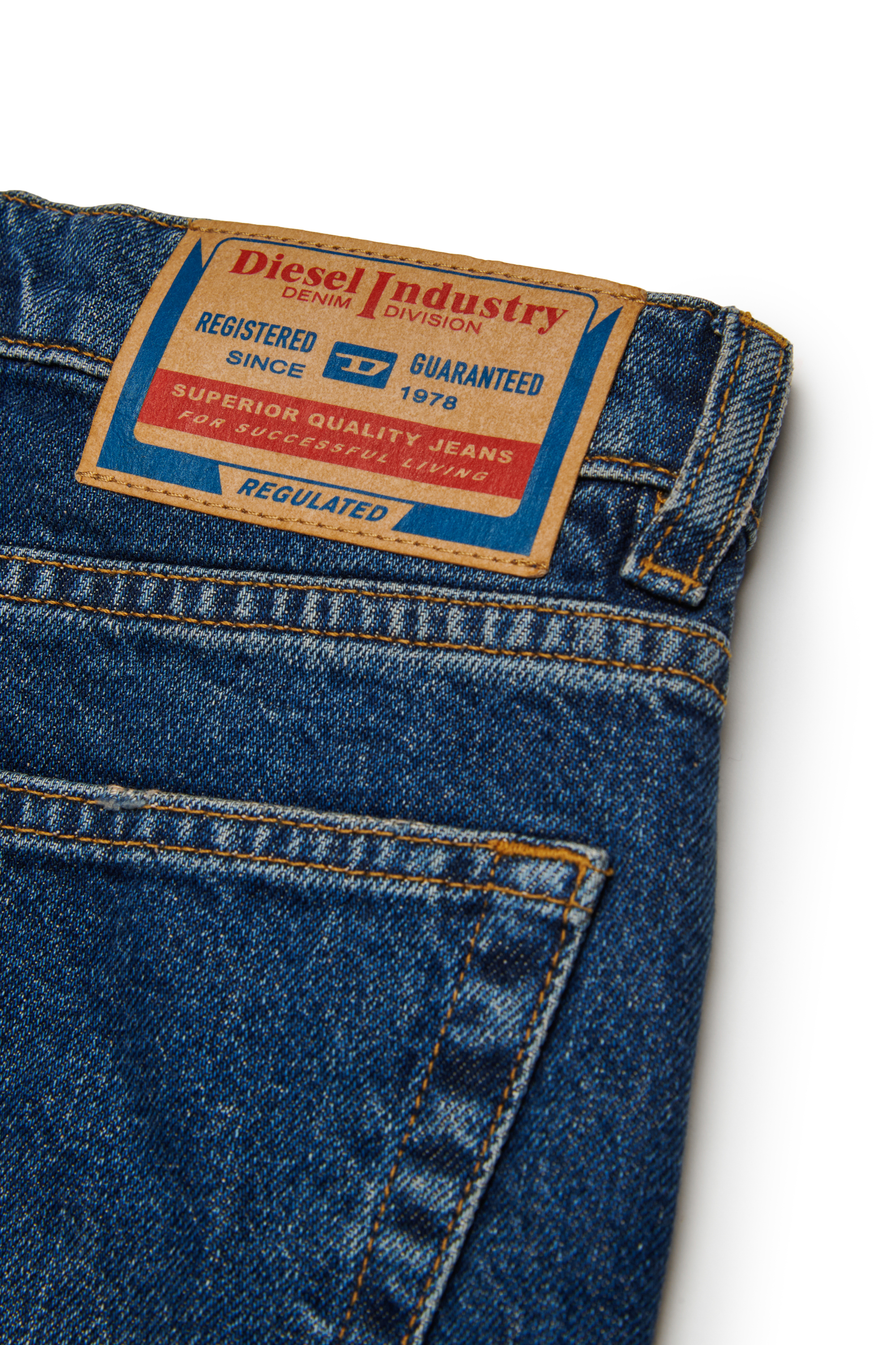 Diesel - D-ARGJX-SHORT-J, Short en denim effet délavé Femme in Bleu - 4