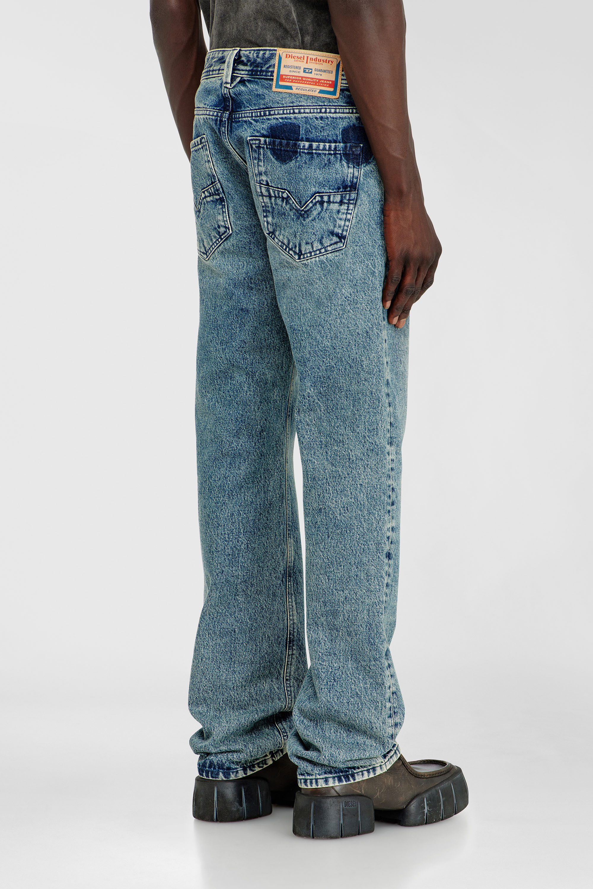Diesel - Regular Jeans 1985 Larkee 0IFBV Homme, Bleu moyen - Image 5