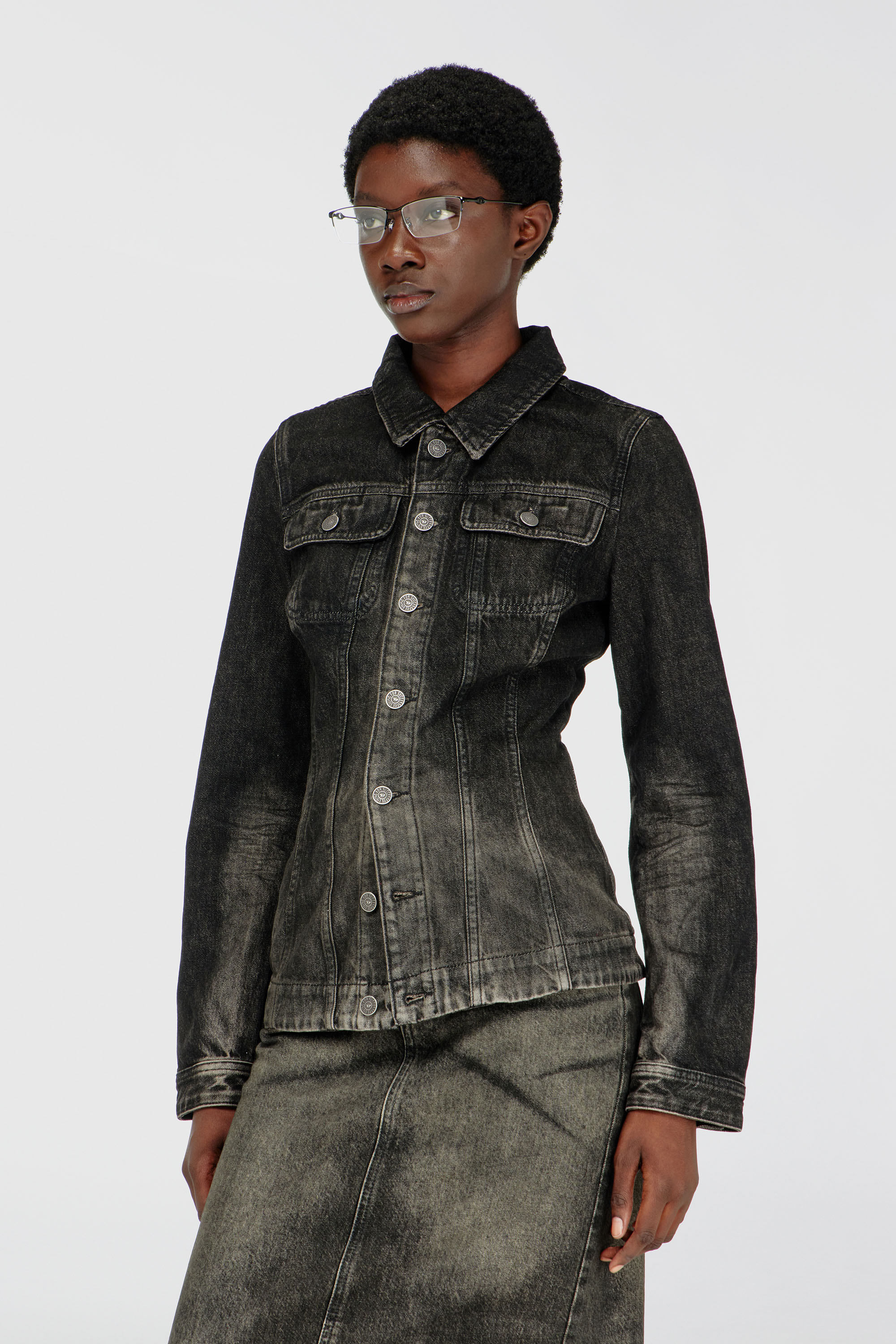 Diesel - DE-KATERIN-FSJ, Veste trucker ajust&eacute;e en denim effet us&eacute; Femme in Noir - 3
