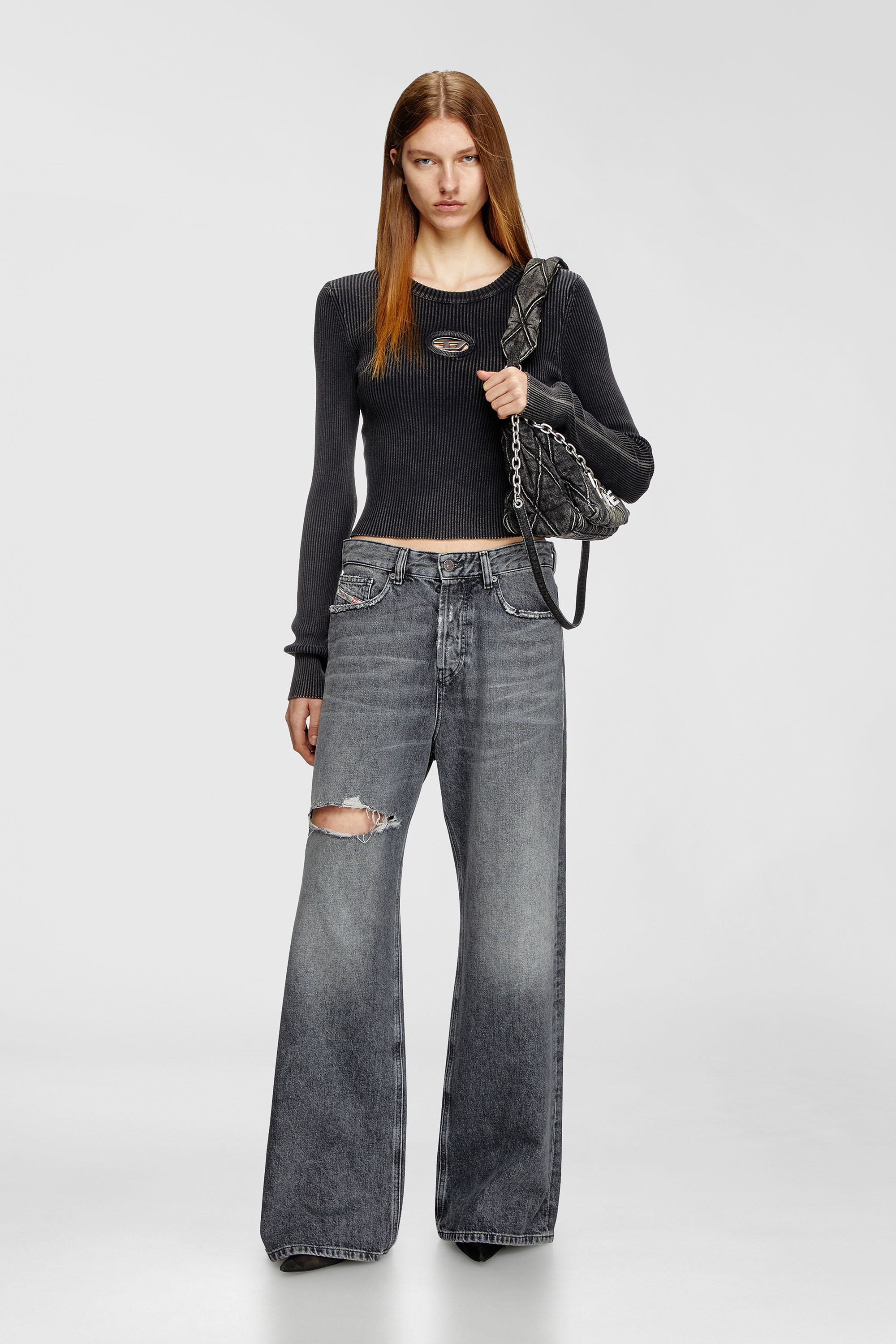 Diesel - M-ANCHOR-A, Maglia cropped con logo cut-out Donna in Nero - 2