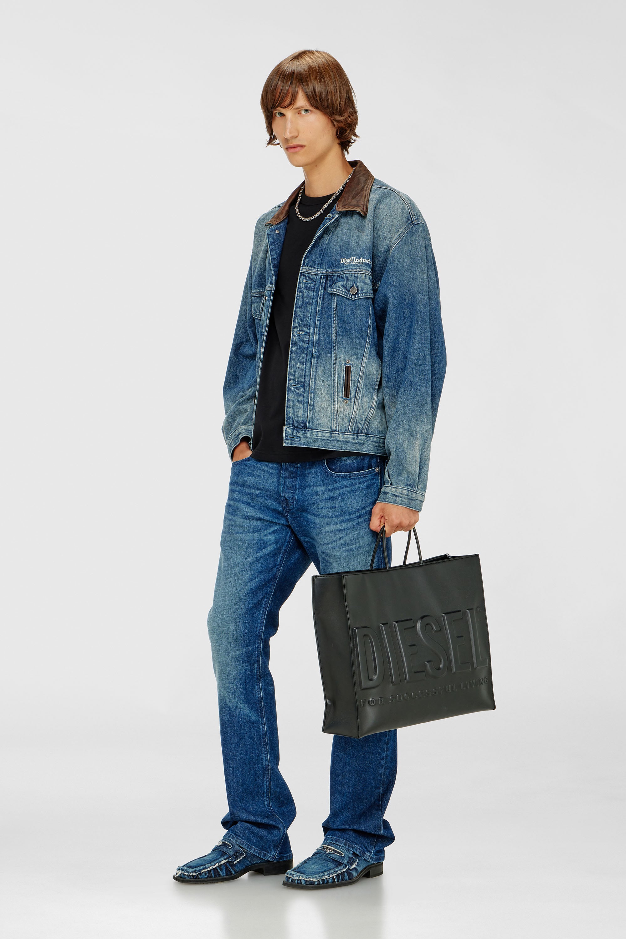 Diesel - D-DENVER-S1, Giacca trucker in denim con bordi in pelle a contrasto Unisex in Blu - 2