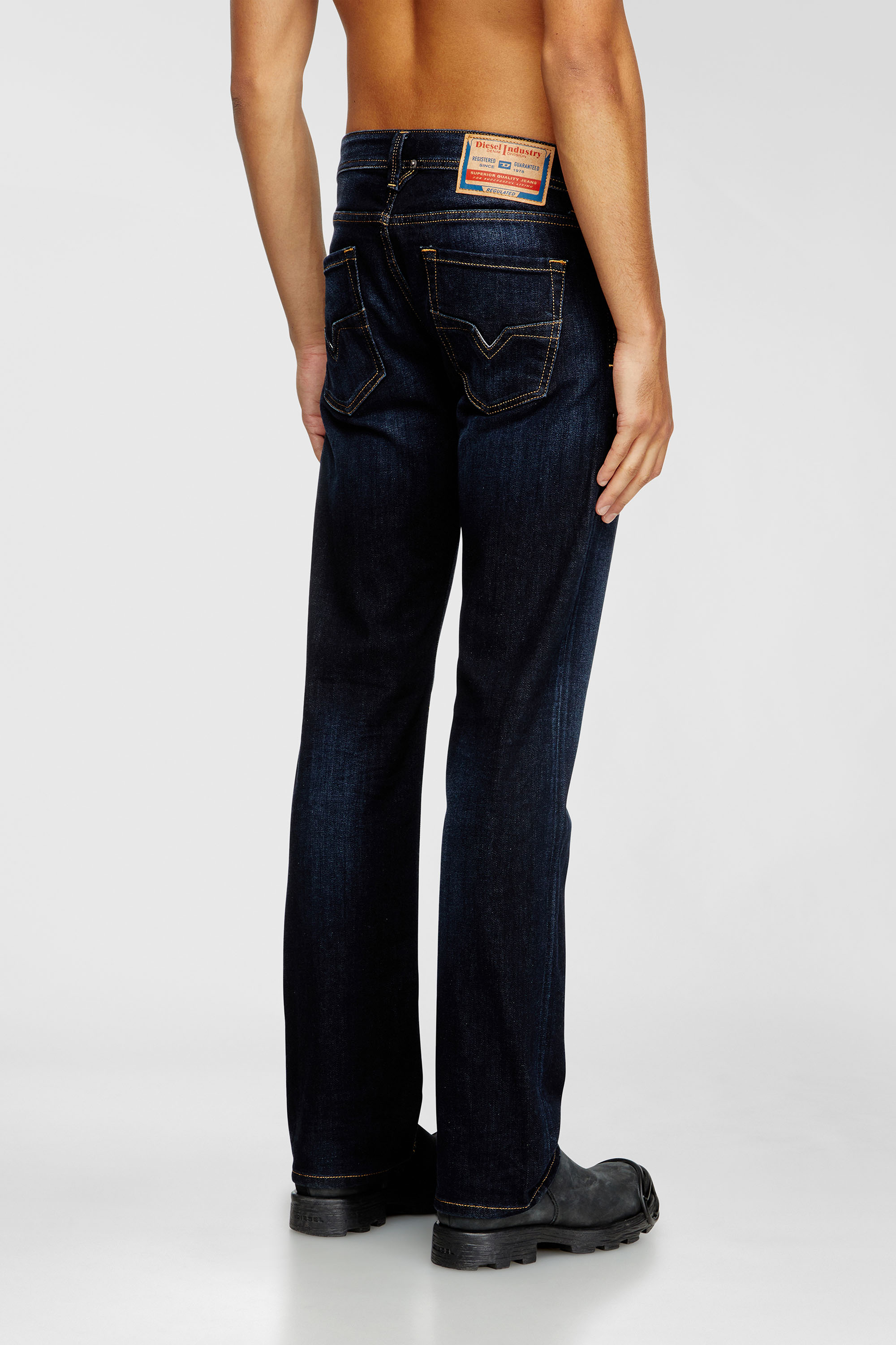 Diesel - Regular Jeans 1985 Larkee 009ZS Uomo, Blu Scuro - Image 3