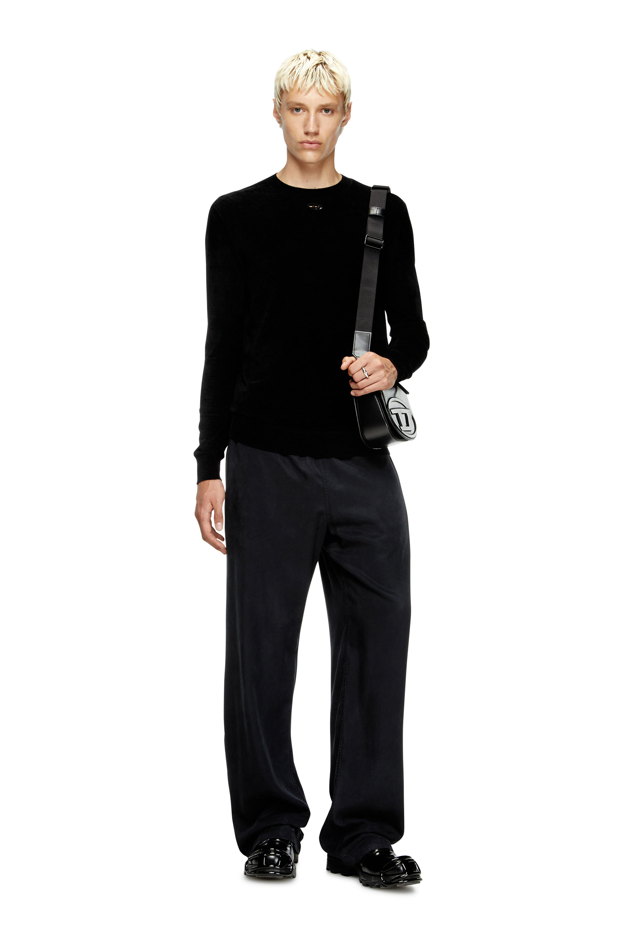 Diesel - K-CEVRO, Maglia in ciniglia con logo cut-out Uomo in Nero - 1