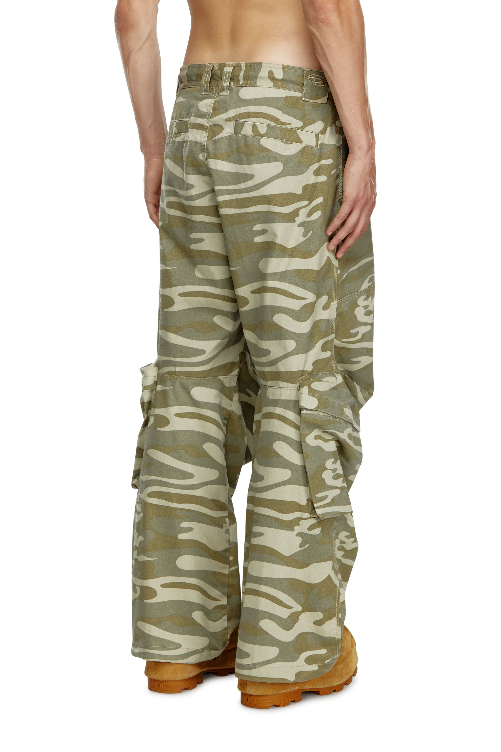 Diesel - P-ARNE-B, Homme Pantalon cargo à imprimé camouflage in Vert - Image 3