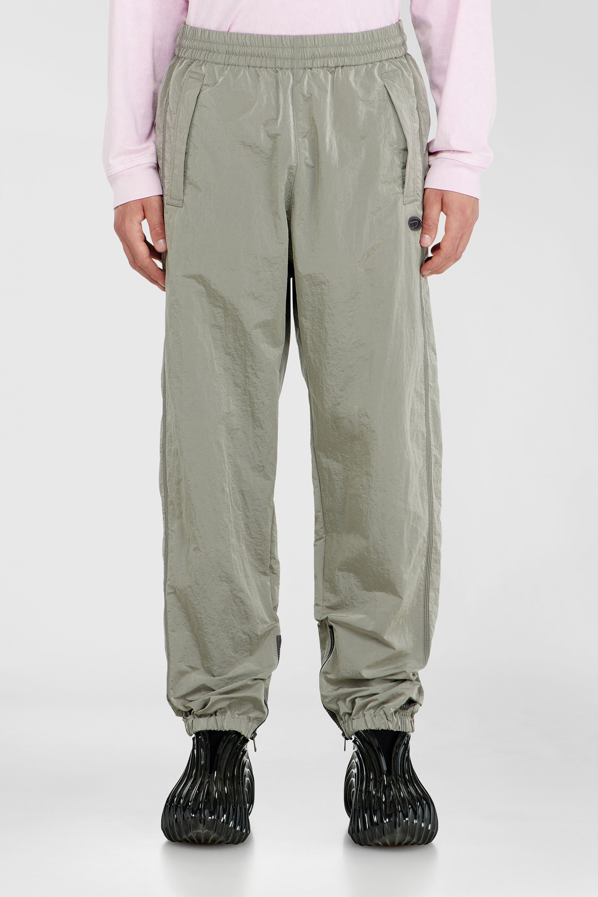 Diesel - P-ANOK, Pantaloni in nylon effetto crinkle Uomo in Grigio - 1