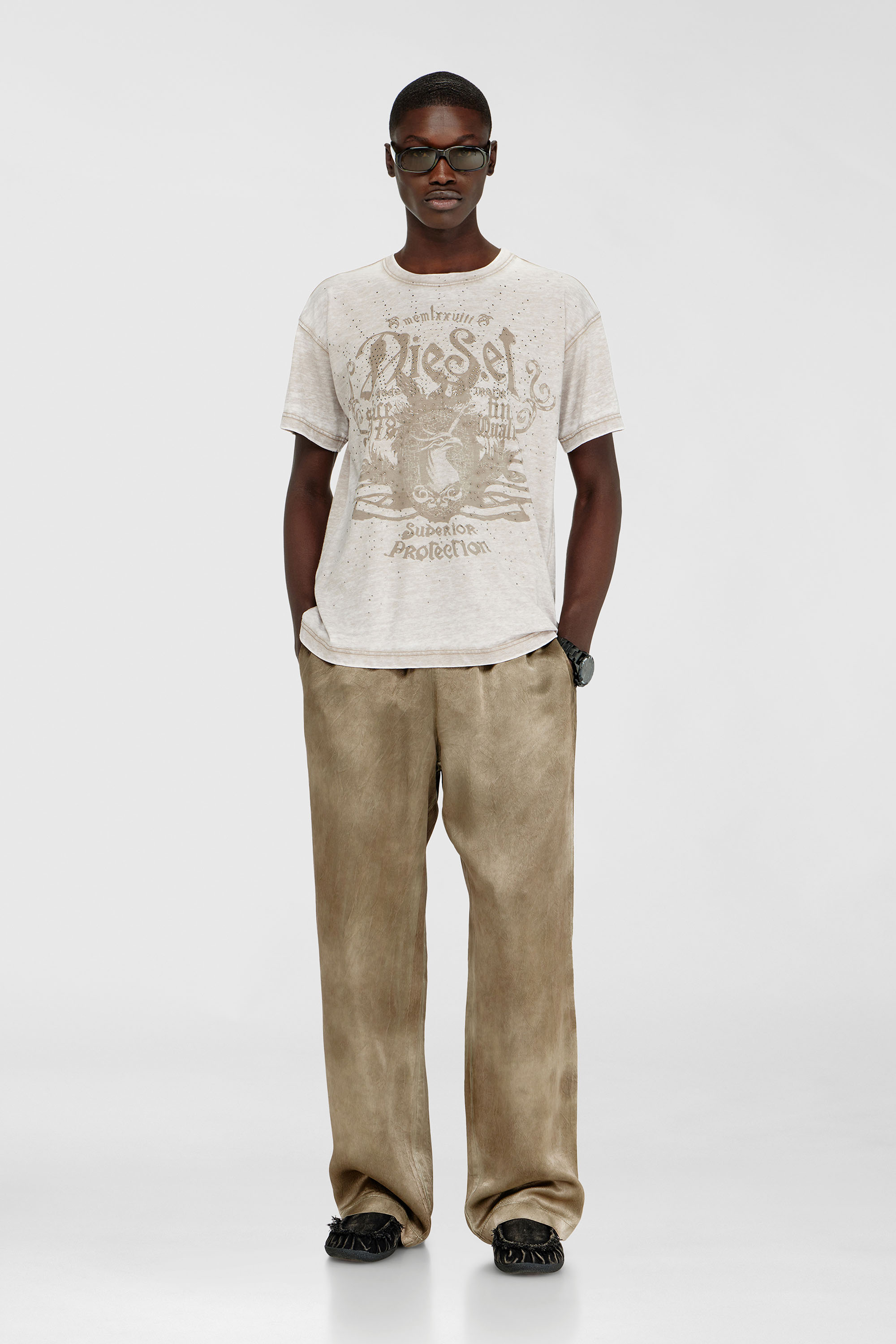Diesel - T-NORM-AA8, T-shirt in jersey con lavaggio burnout e borchie Uomo in Beige - 1