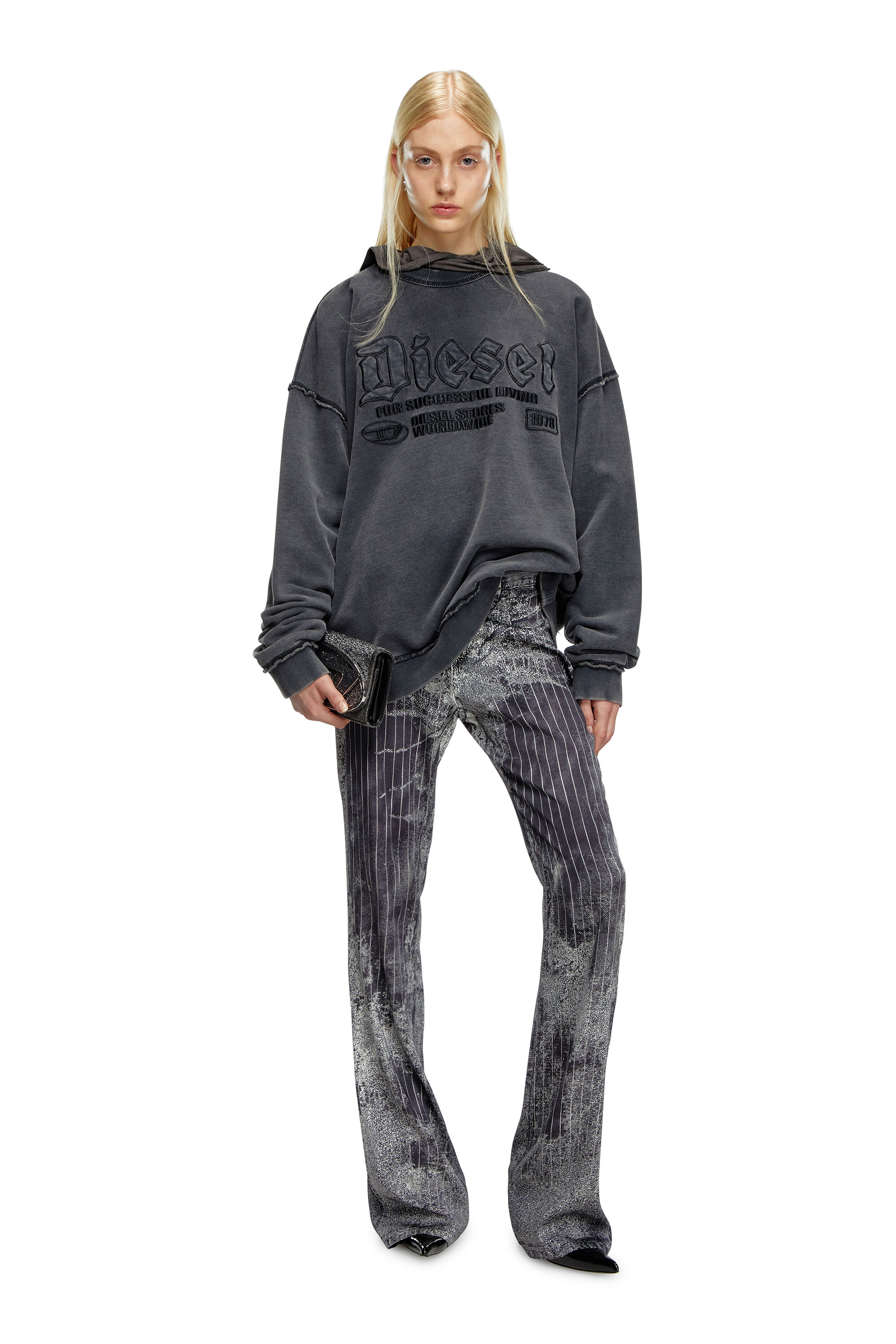 Diesel - P-RETTY, Femme Pantalon bootcut en satin à imprimé fines rayures in Noir - Image 2