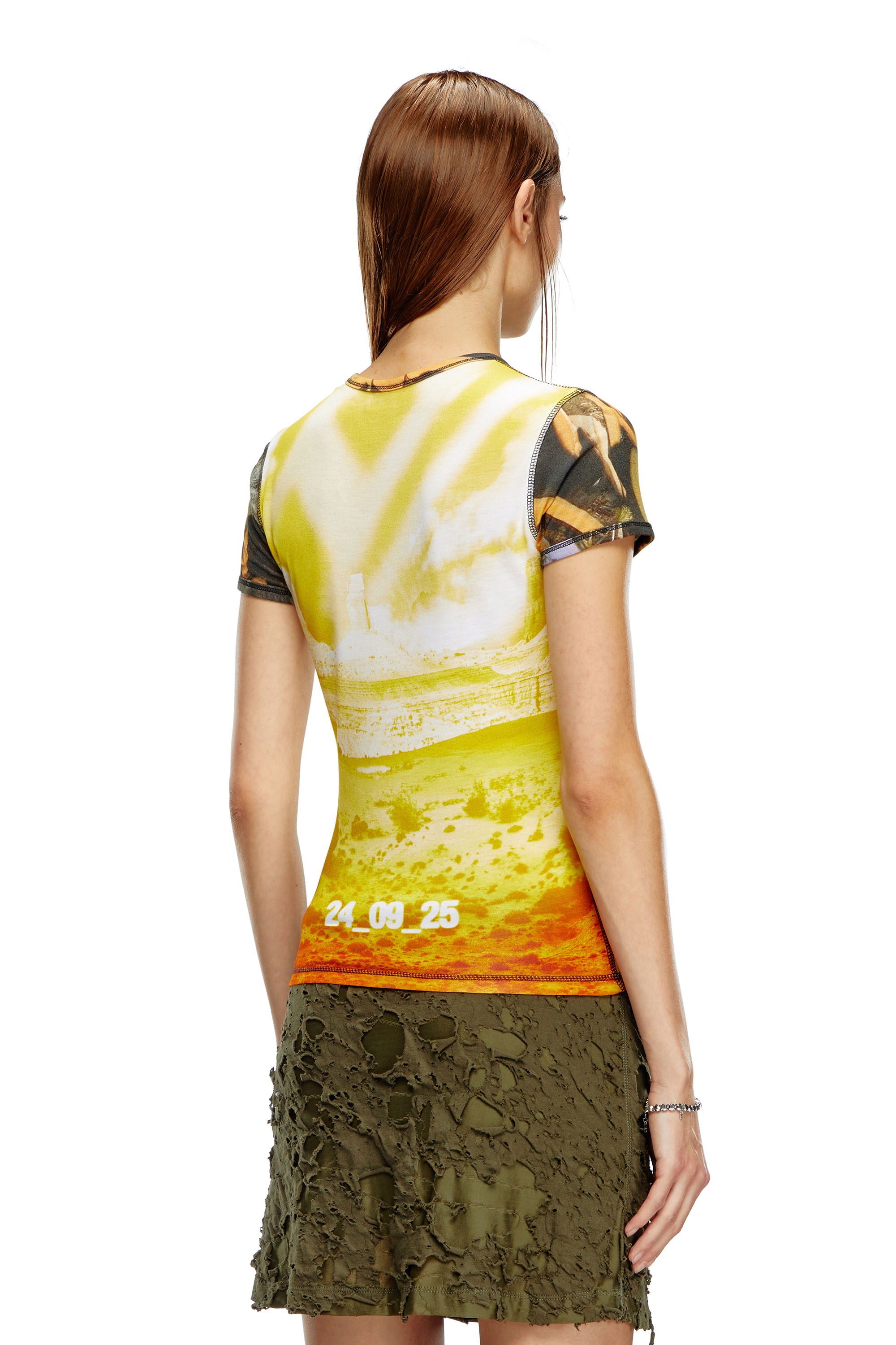 Diesel - T-UNCUTIE-LONG-P8, Femme T-shirt en viscose avec imprimé affiche in Vert - Image 3