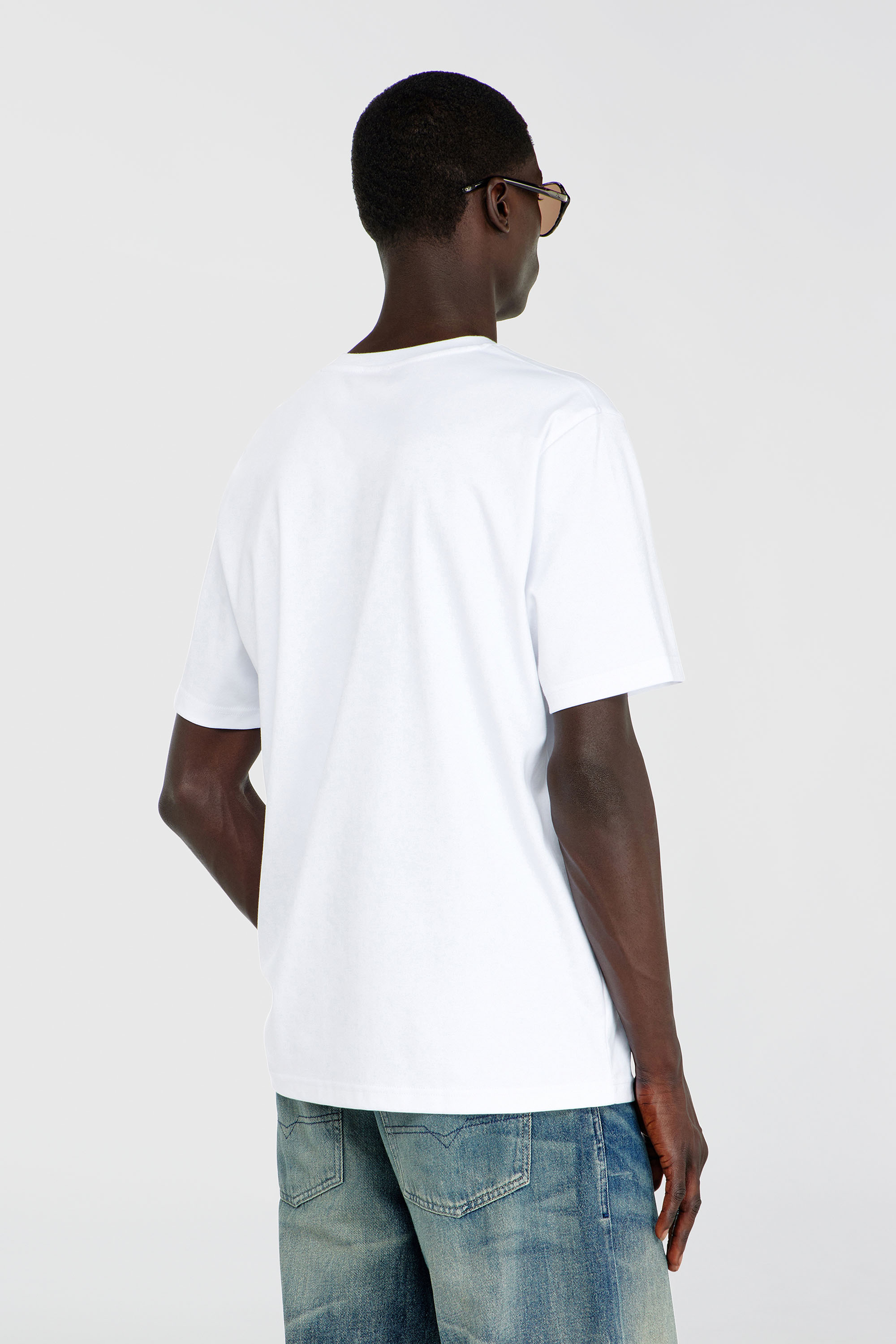 Diesel - T-ADJUST-V-MICRODIV, Herren T-Shirt mit V-Ausschnitt und Mikro-Logo-Stickerei in Wei&szlig; - 4
