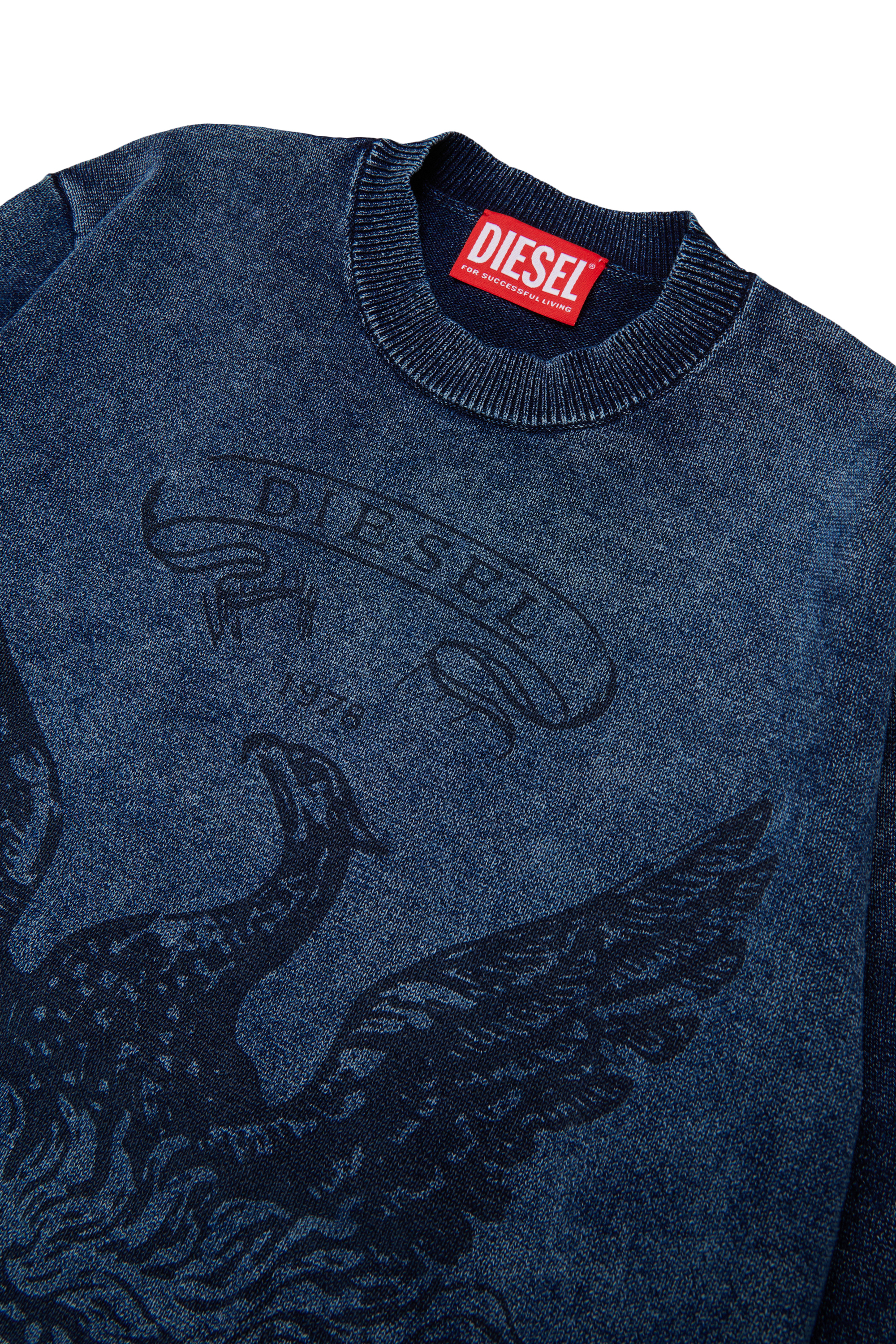Diesel - KFINNIC OVER, Pull effet denim avec motif ph&eacute;nix Homme in Bleu - 3