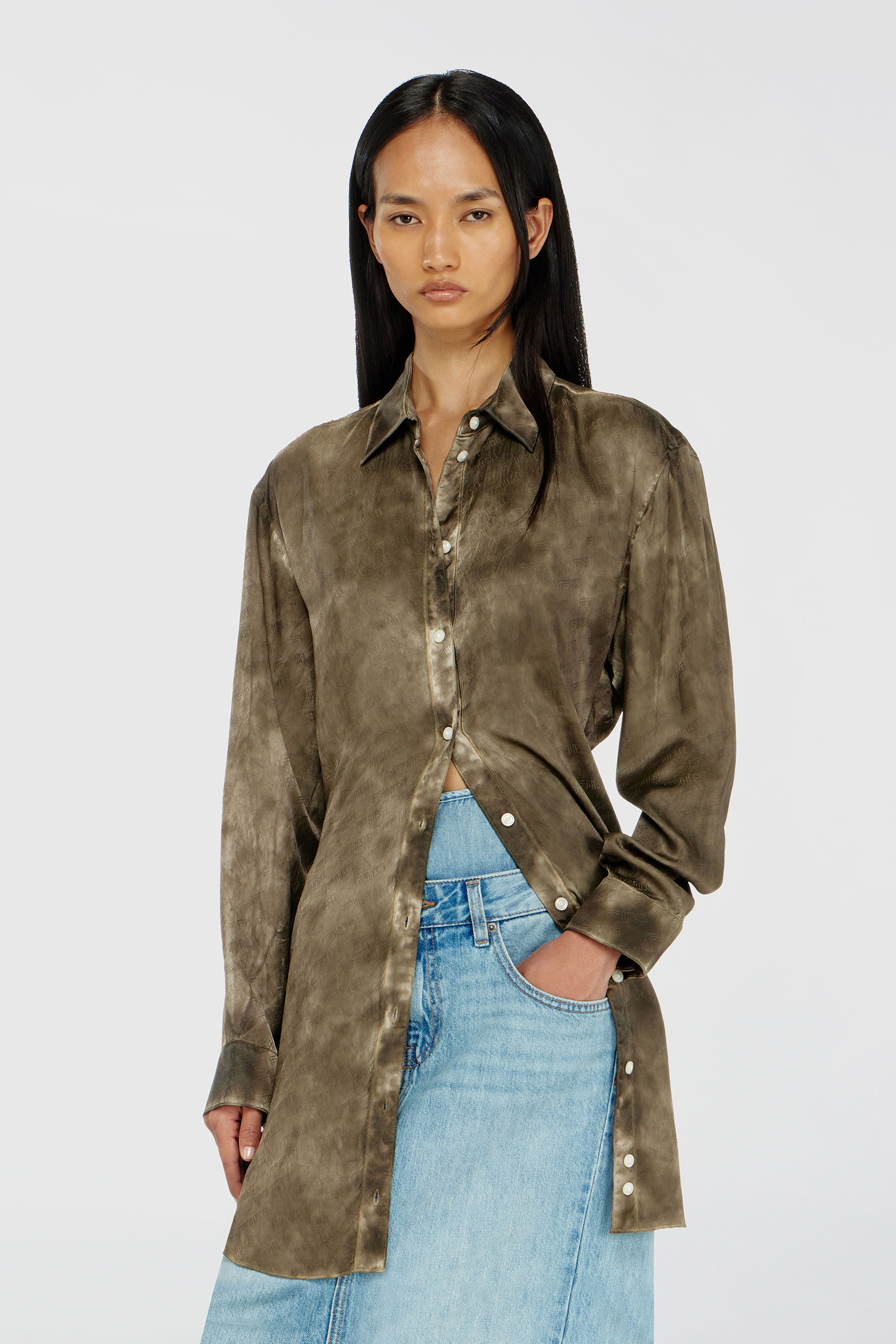 Diesel - C-LAVEL, Damen Langes Hemd aus logo-jacquard-knitter-satin in Armeegr&uuml;n - 1