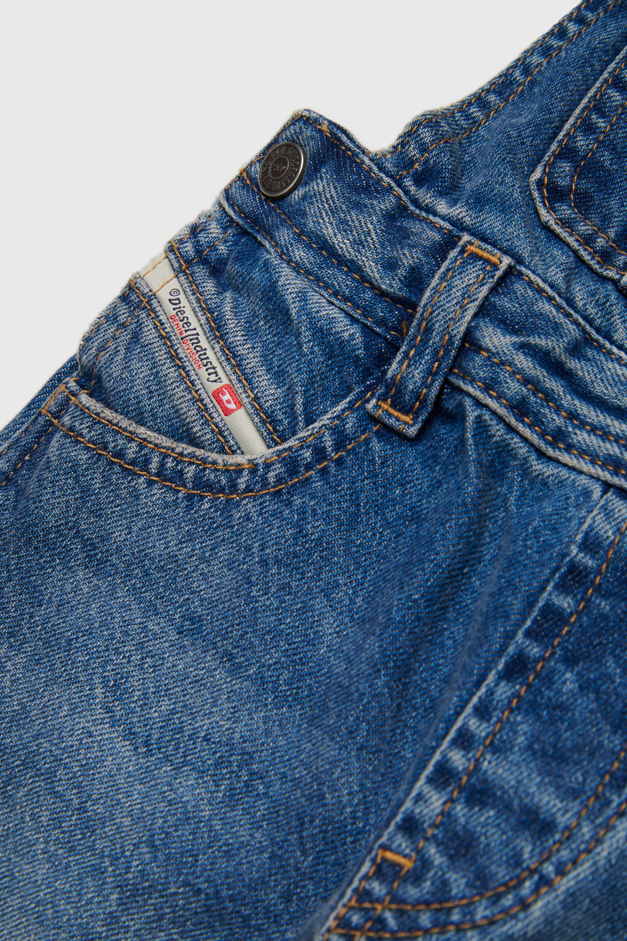 Diesel - JARYB, Salopette in denim con ricamo logo Unisex in Blu - 4