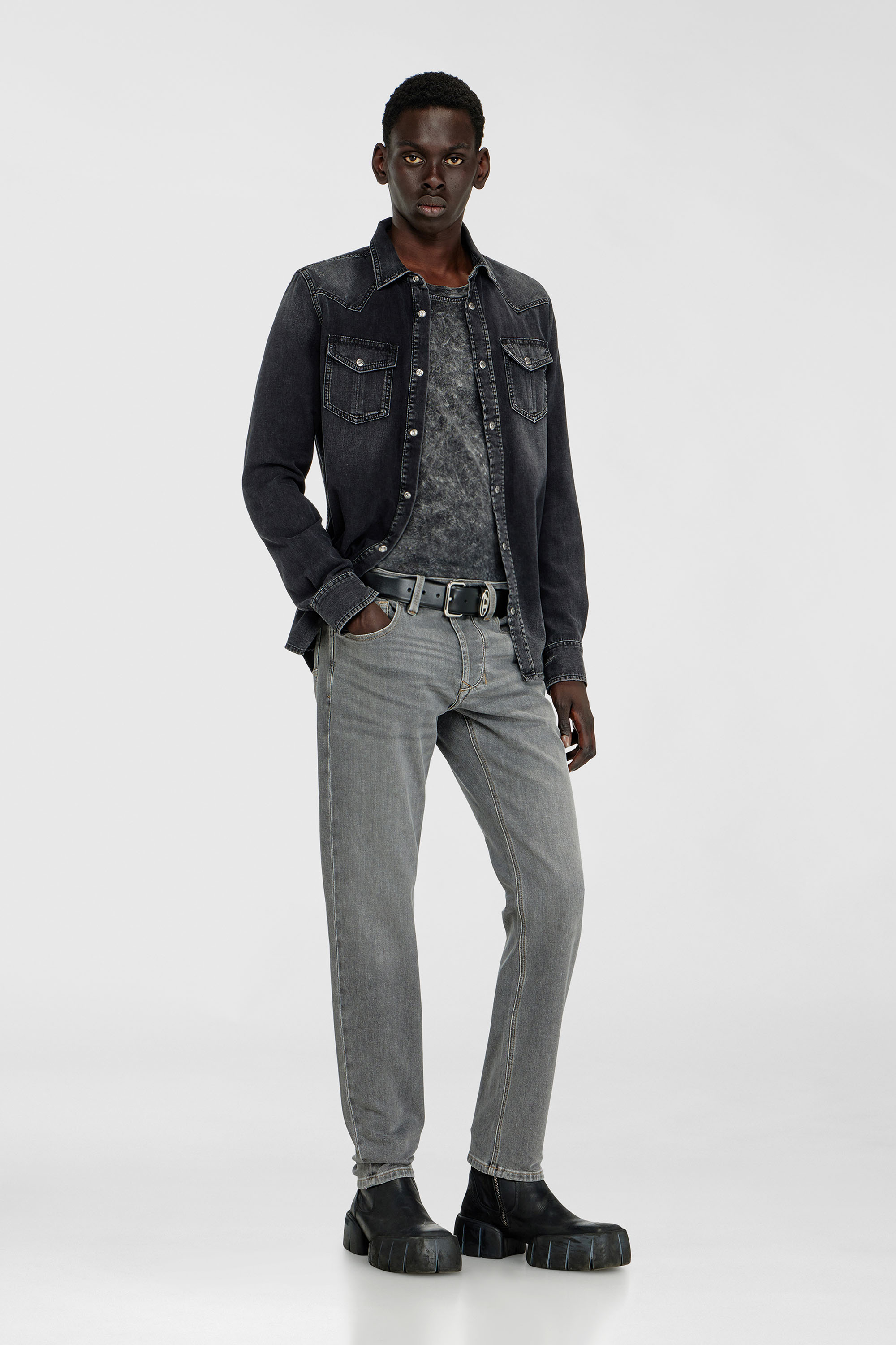 Diesel - Regular Jeans 1986 Larkee-Beex 0KBBI Homme, Gris - Image 1