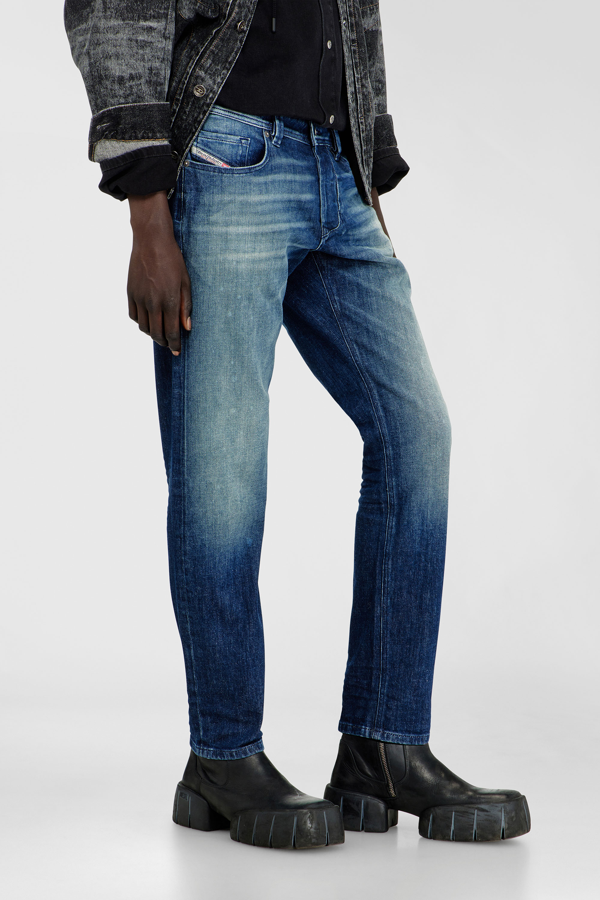 Diesel - Regular Jeans 1986 Larkee-Beex 0KBBR Uomo, Blu Scuro - Image 7
