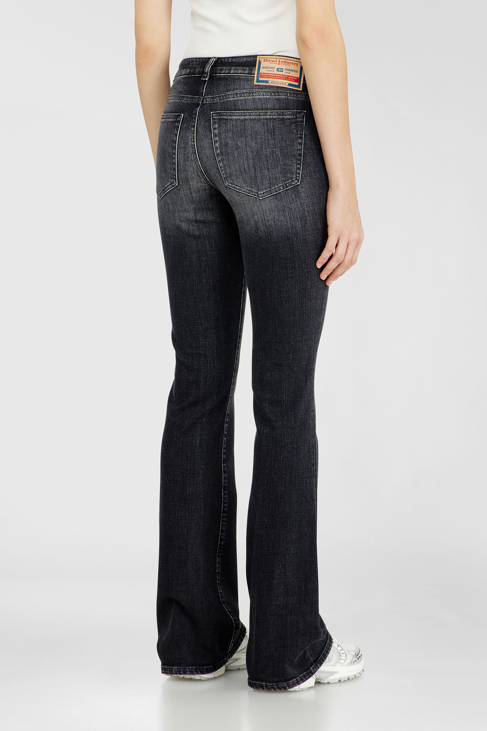 Diesel - Bootcut Jeans 1969 D-Ebbey 09L98 Donna, Nero/Grigio scuro - Image 5