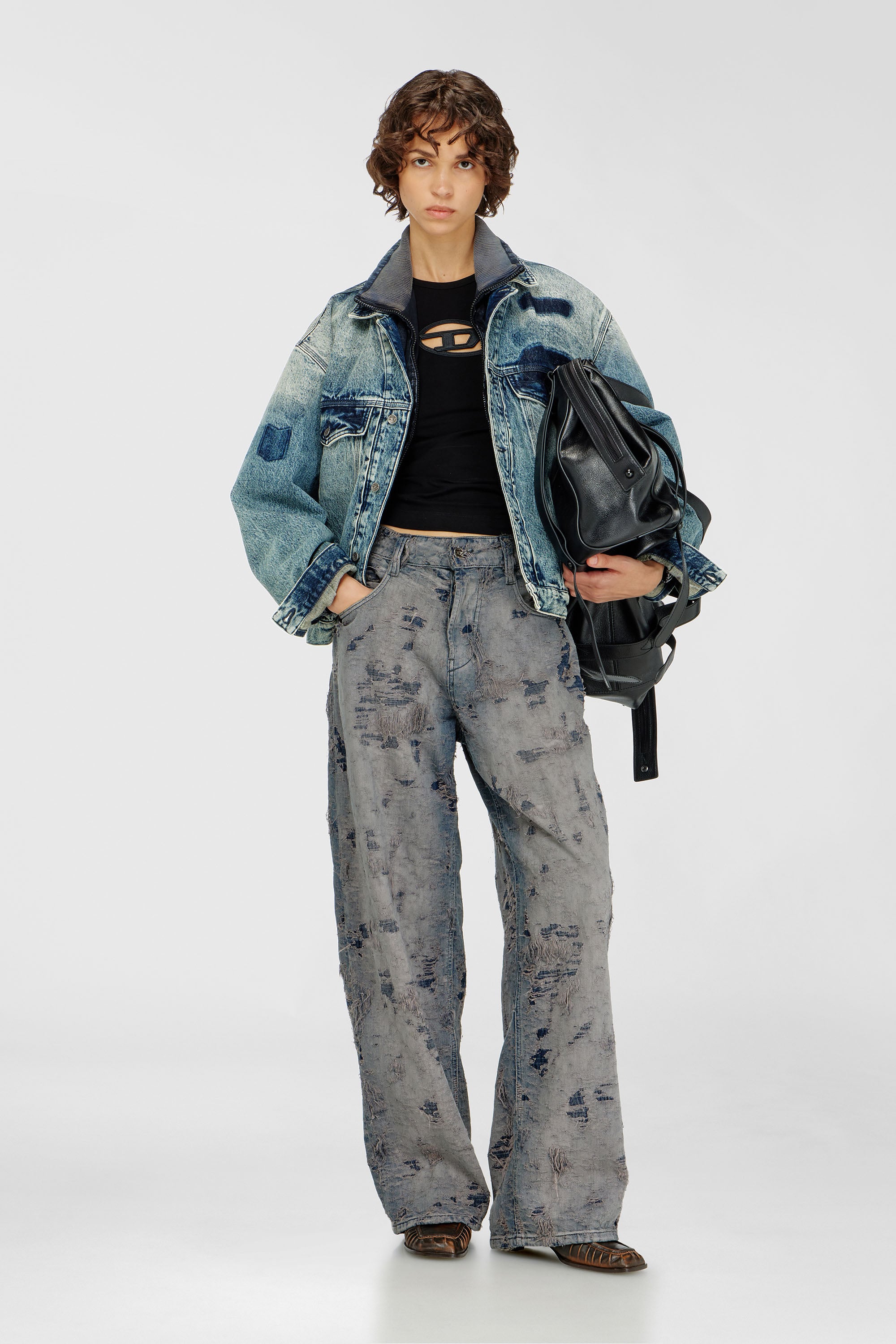 Diesel - T-ANGIE, T-shirt avec logo peek-a-boo Femme in Noir - 2