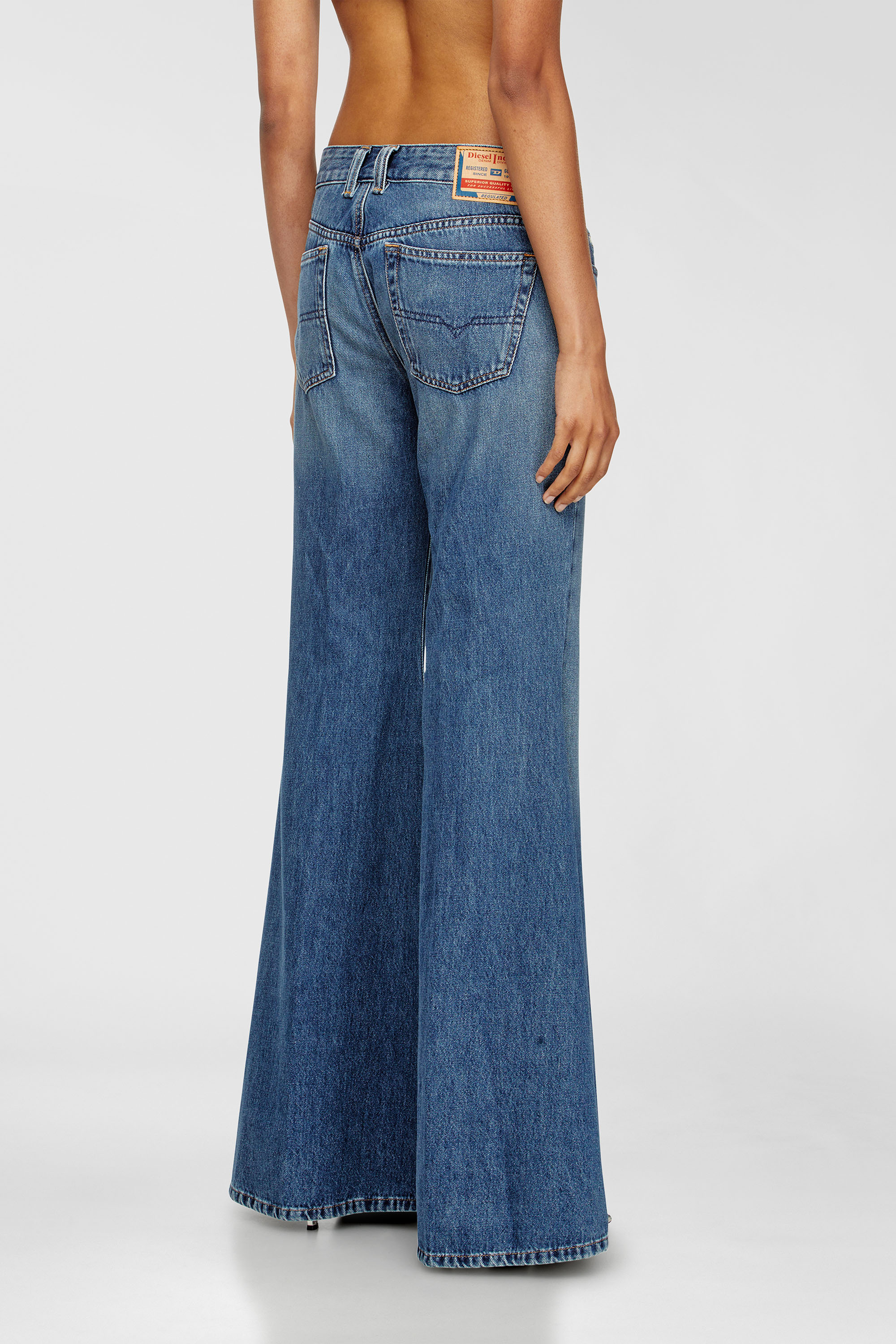 Diesel - Flare Jeans 1970 D-Bleess 09M56 Donna, Blu medio - Image 3