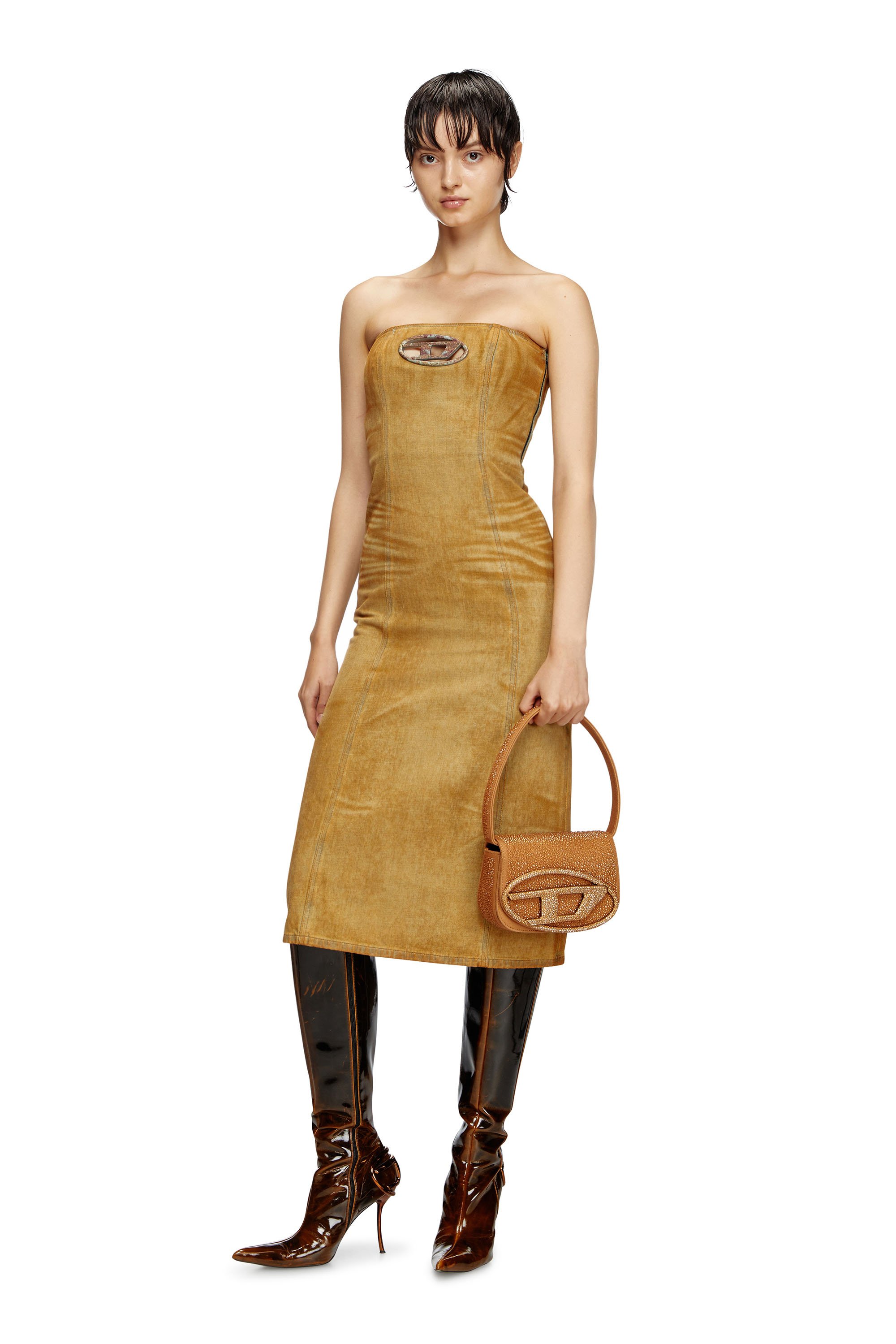 Diesel - DE-VILDRESS-FSF, Robe midi en denim avec logo effet rouille Femme in Marron - 2