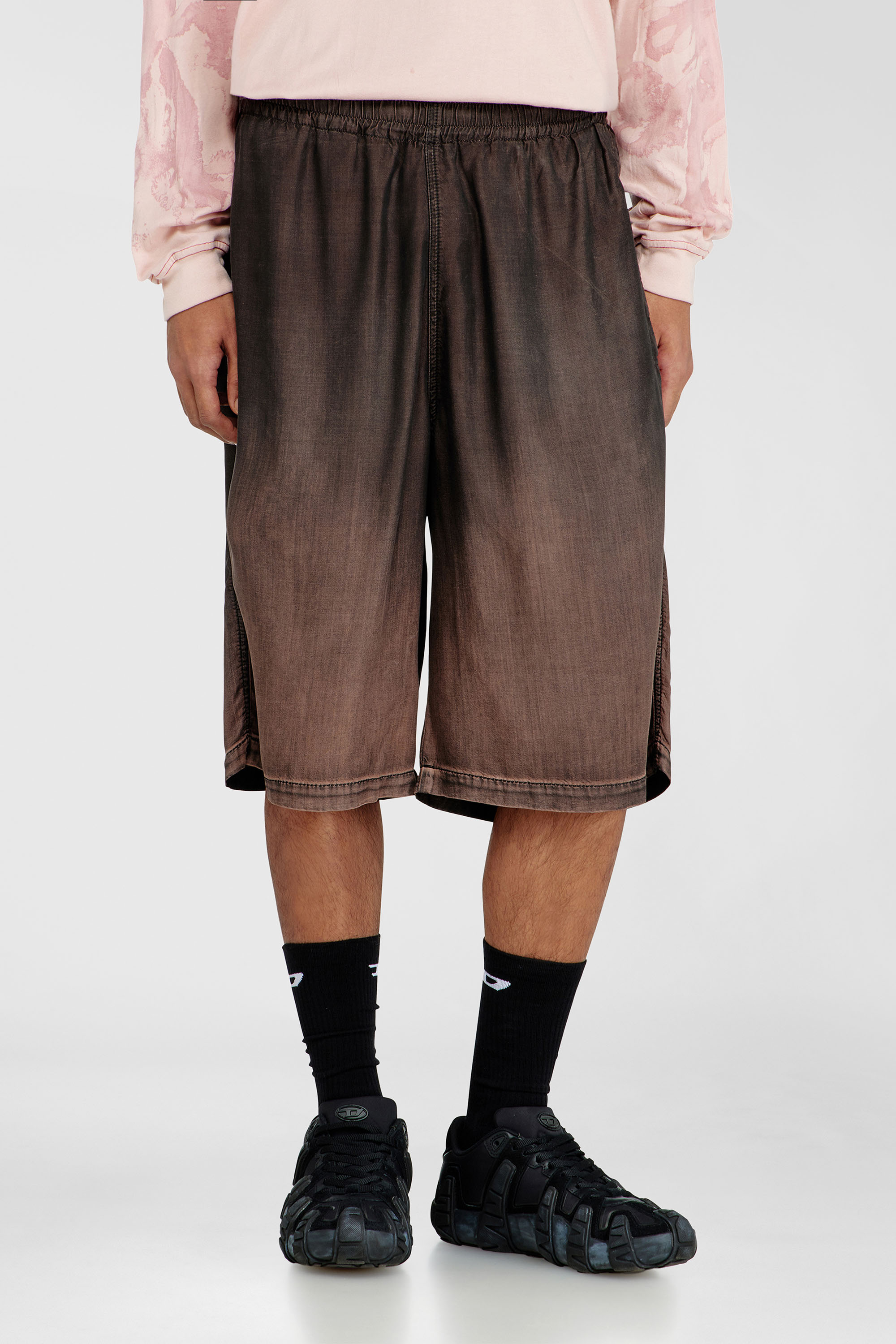 Diesel - D-RODER-SHORT-S, Unisex Lockere Bermudashorts aus flie&szlig;endem, beschichtetem Denim in Braun - 1