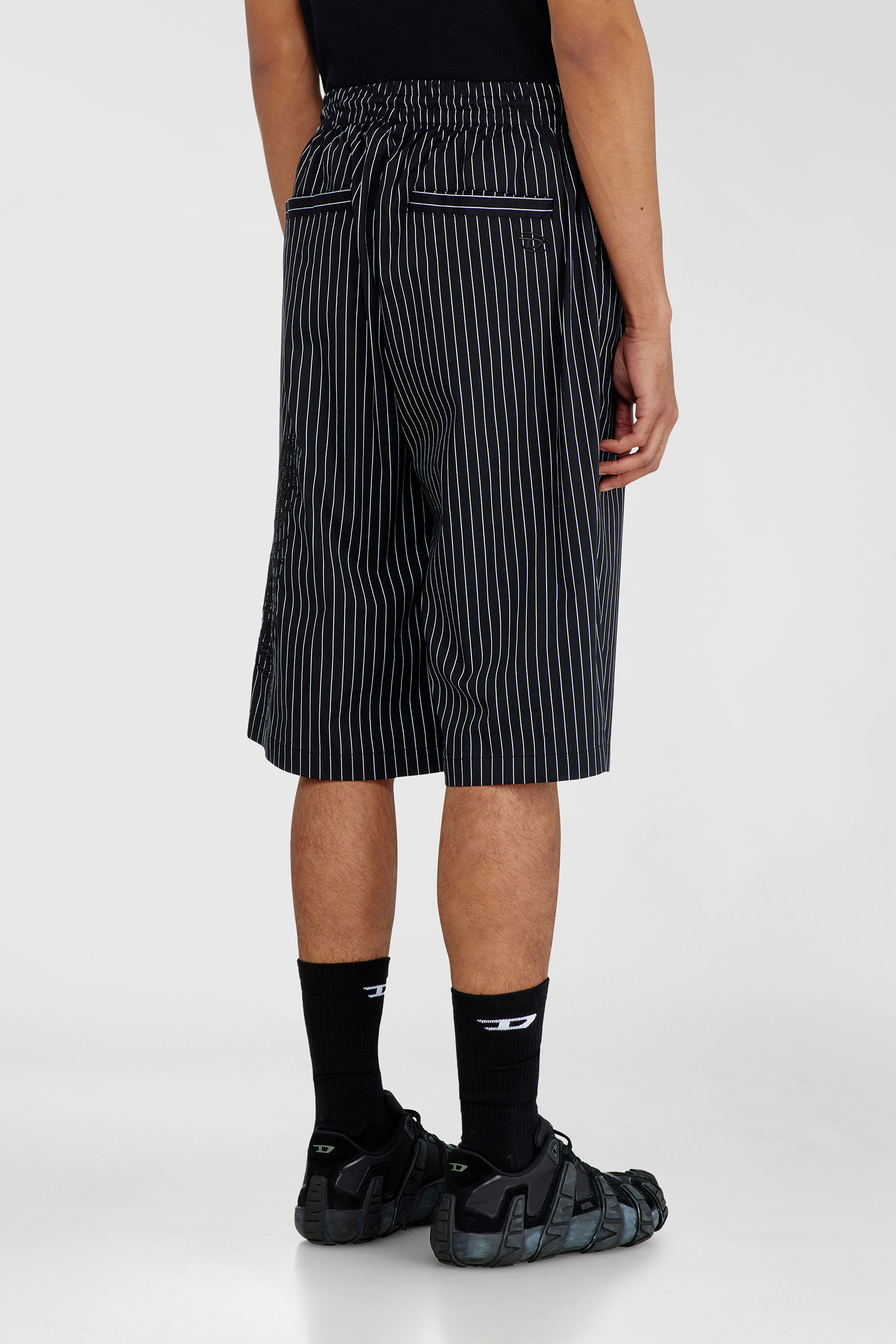 Diesel - P-THEO-SHORT-NJCA, Pantaloni corti a righe con ricamo Phoenix Uomo in Nero - 4