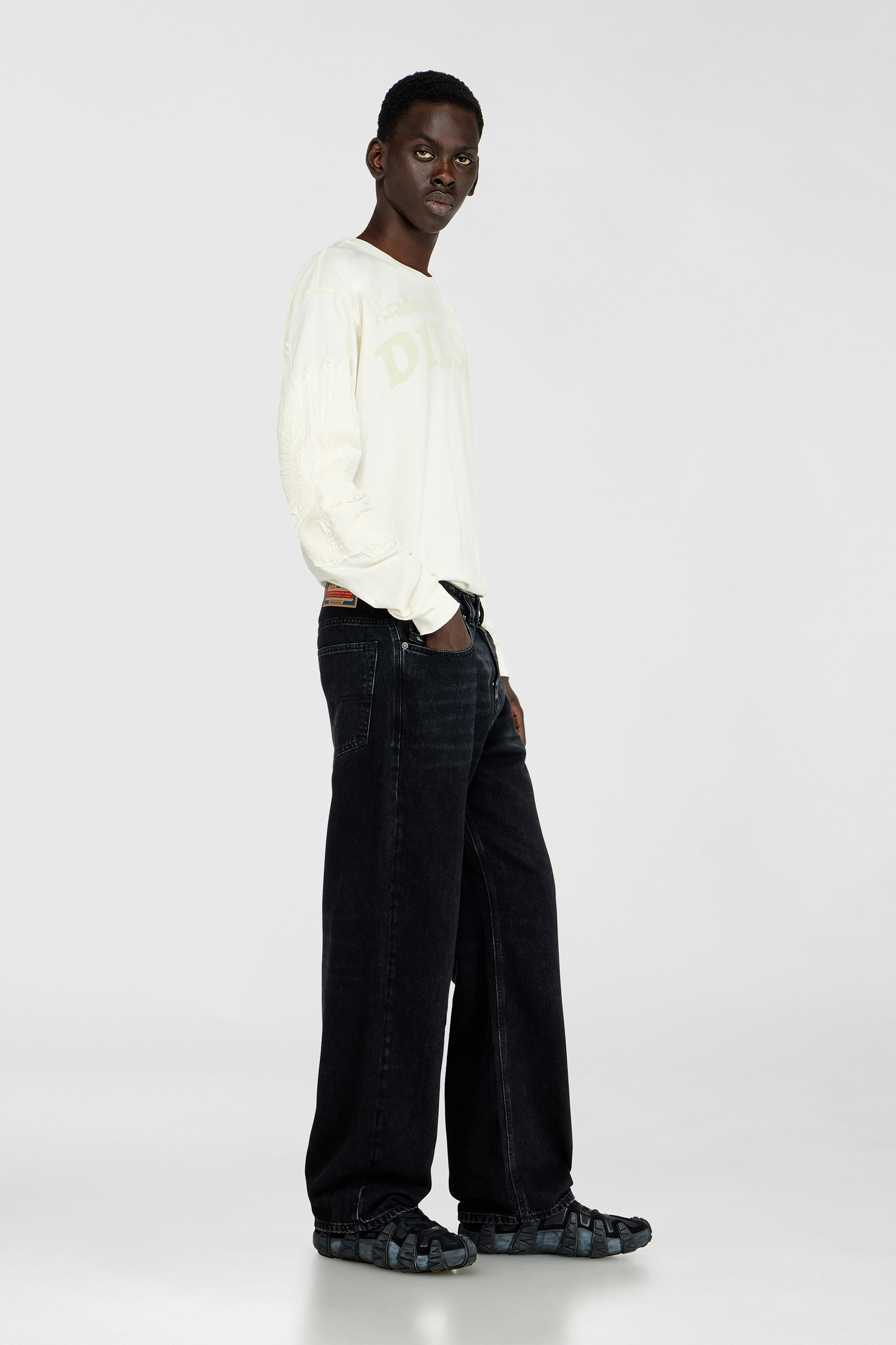 Diesel - Relaxed Jeans 2001 D-Macro 09P09 Uomo, Nero/Grigio scuro - Image 2