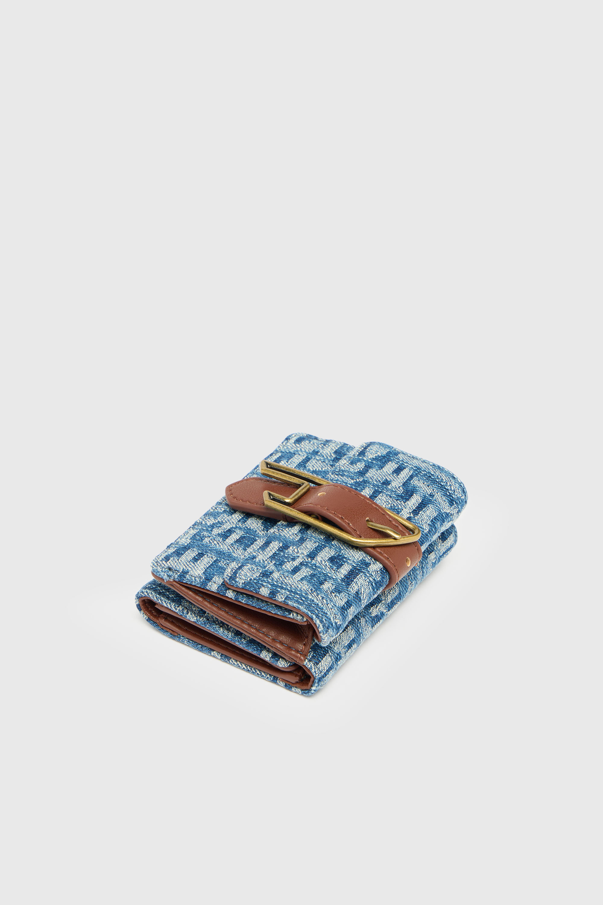 Diesel - D-LINE TRI FOLD COIN XS II, Portefeuille trois volets en denim monogram avec d&eacute;tail ceinture Femme in Bleu - 4