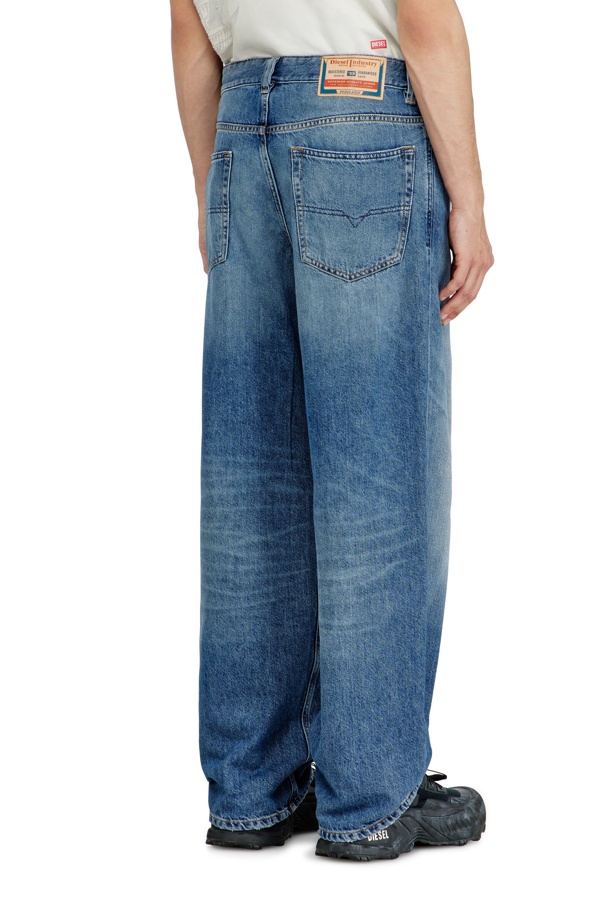 Diesel - Relaxed Jeans 2001 D-Macro 09P61 Uomo, Blu medio - Image 5