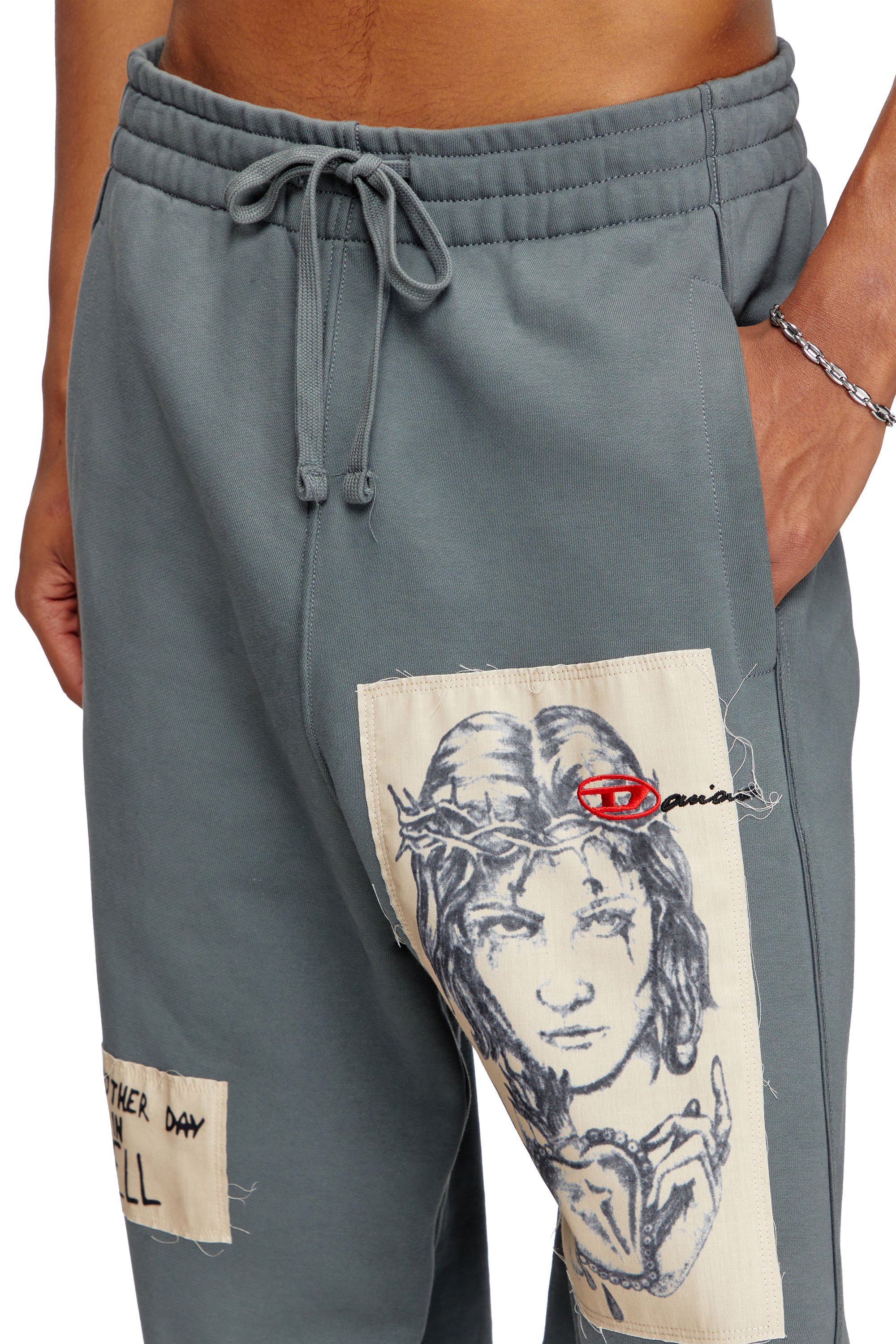 Diesel - P-MARTYANS-DD, Pantalon de survêtement avec empiècements tatouage Mixte in Gris - 5