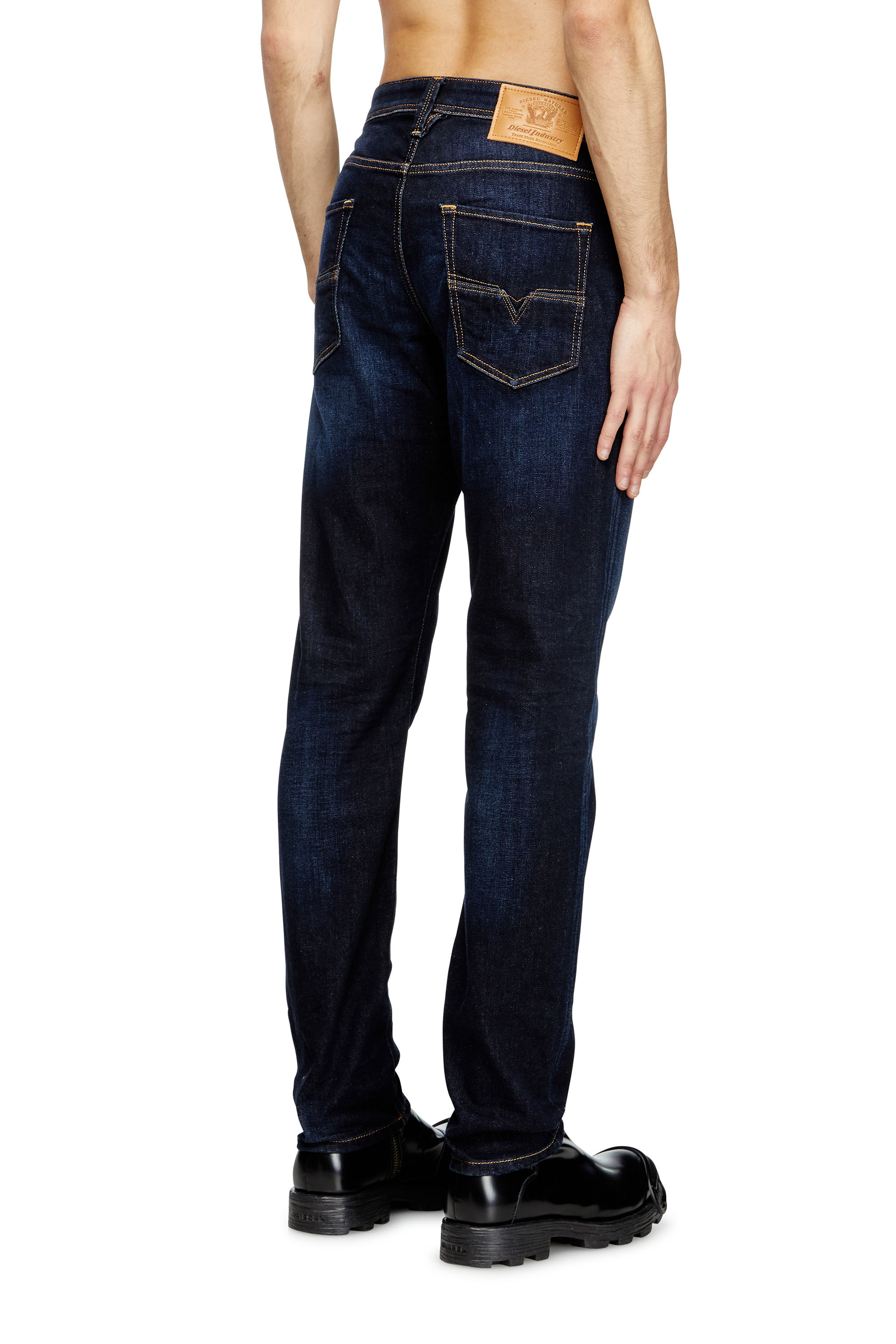 Diesel - Regular Jeans 1986 Larkee-Beex 009ZS Uomo, Blu Scuro - Image 4